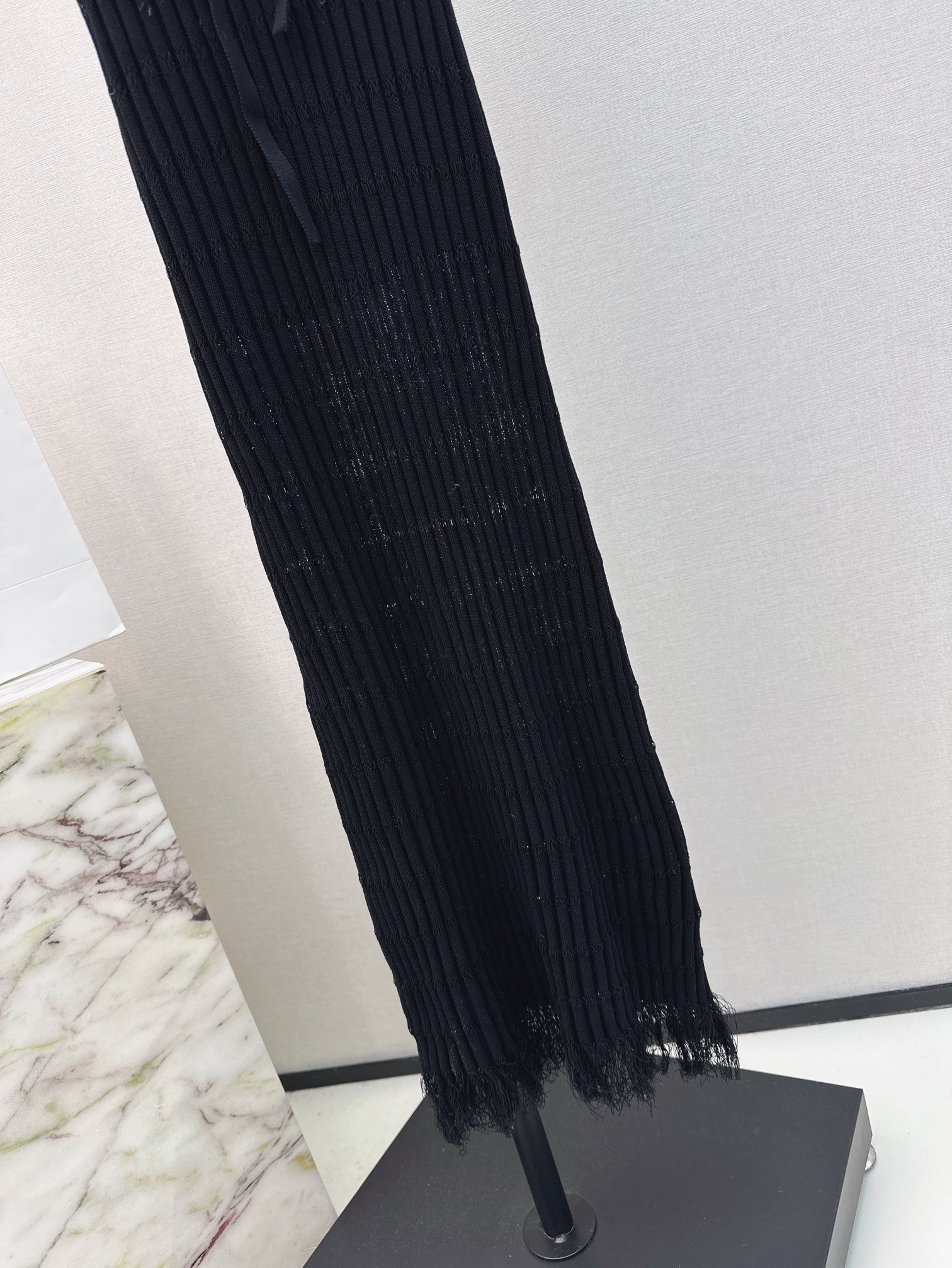 Bal24Ss春夏最新款针织吊带长裙满满的精致高级感简约又时髦V领设计尽显纯欲小心机超级修饰颈部线条上身
