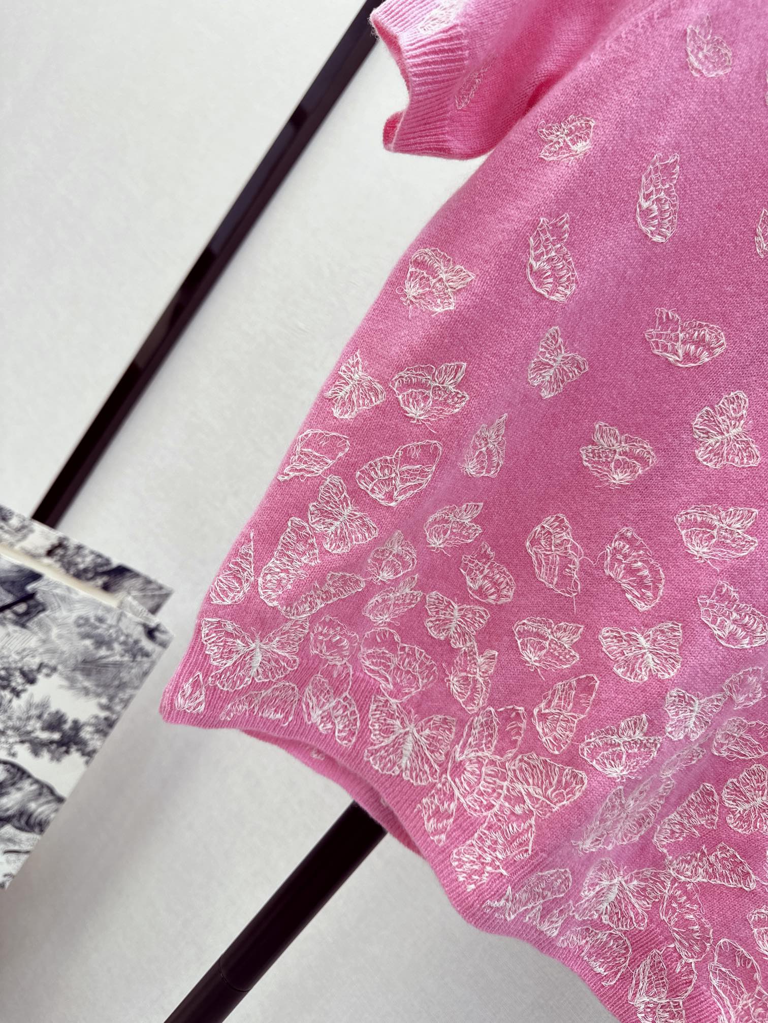 高版本Gu24Ss春夏最新款重磅蝴蝶刺绣短袖针织衫粉色真的太少女心了很难让人不爱定纺超亲肤百分百羊毛纱线