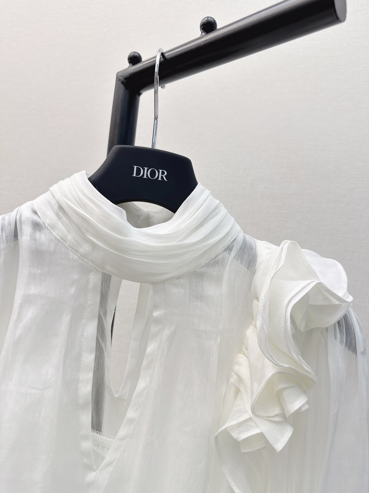 时髦小众设计24Ss早春最新款真丝衬衫极简白色系列自带极简高级感！！立体木耳边装饰融入了一抹优雅气质百分