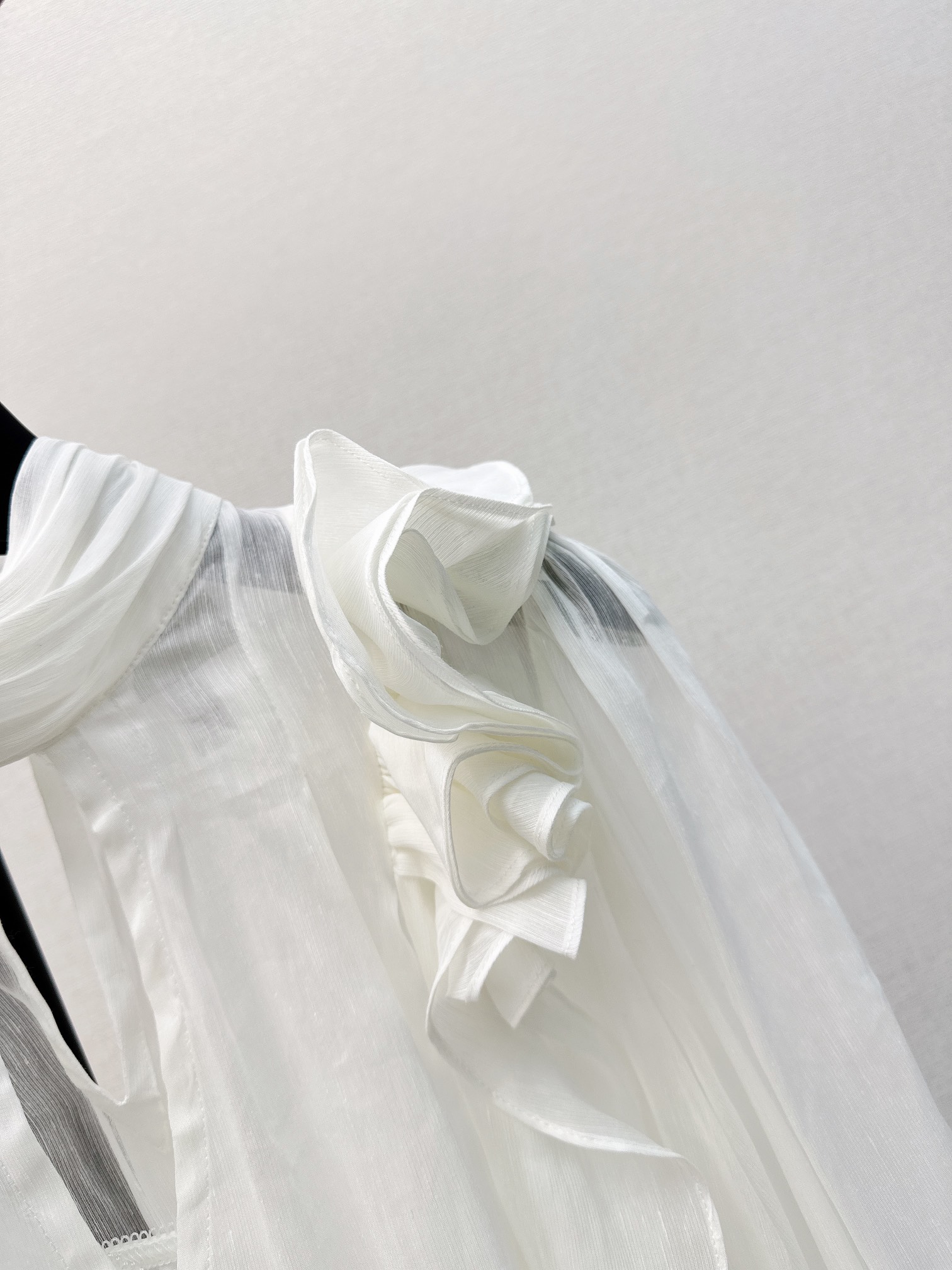 时髦小众设计24Ss早春最新款真丝衬衫极简白色系列自带极简高级感！！立体木耳边装饰融入了一抹优雅气质百分