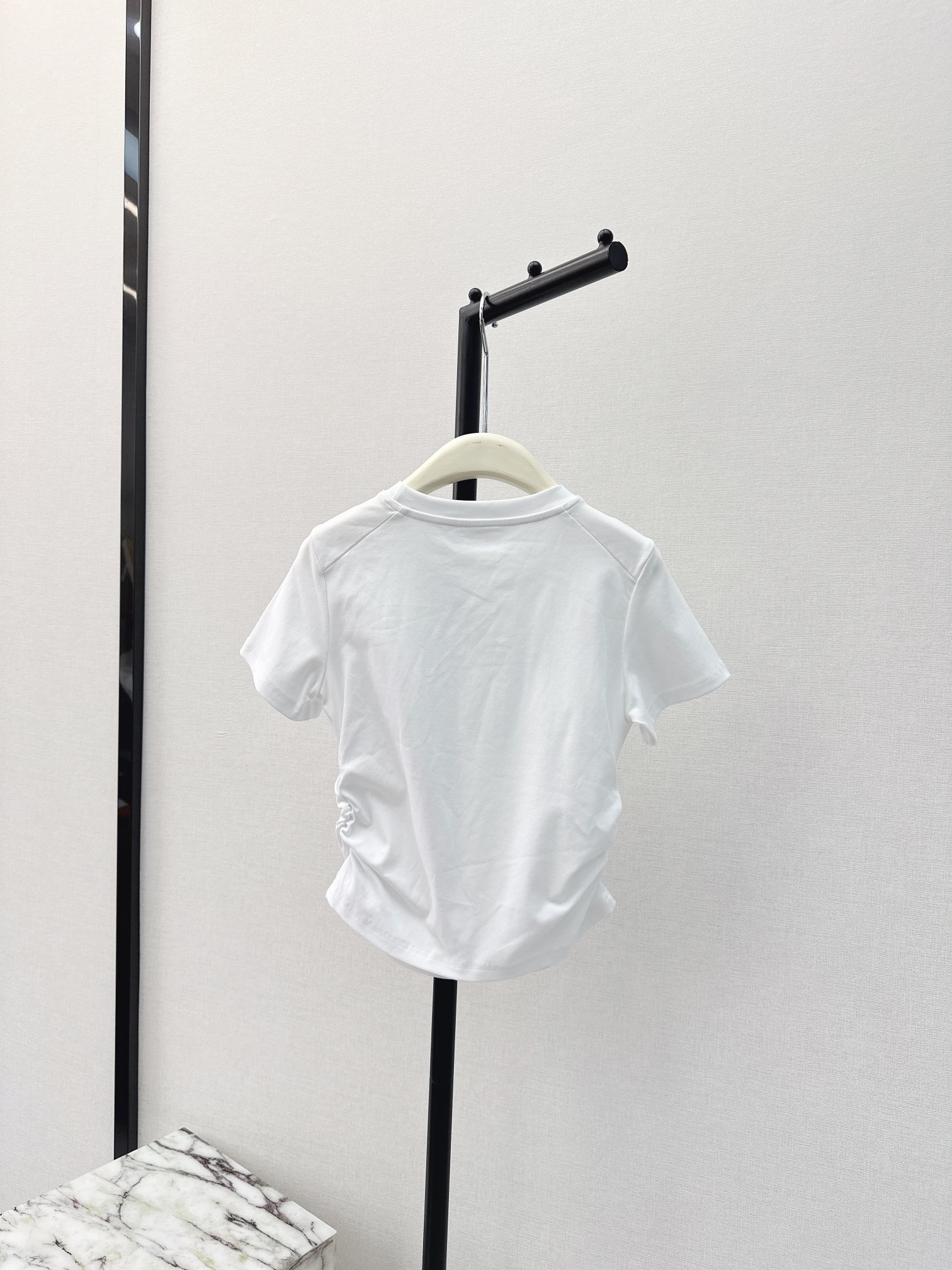 时髦单品24Ss春夏最新款Mini修身T恤轻松打造时髦感超吸睛的纯欲风单品️不会出错的简约款高弹修身版型