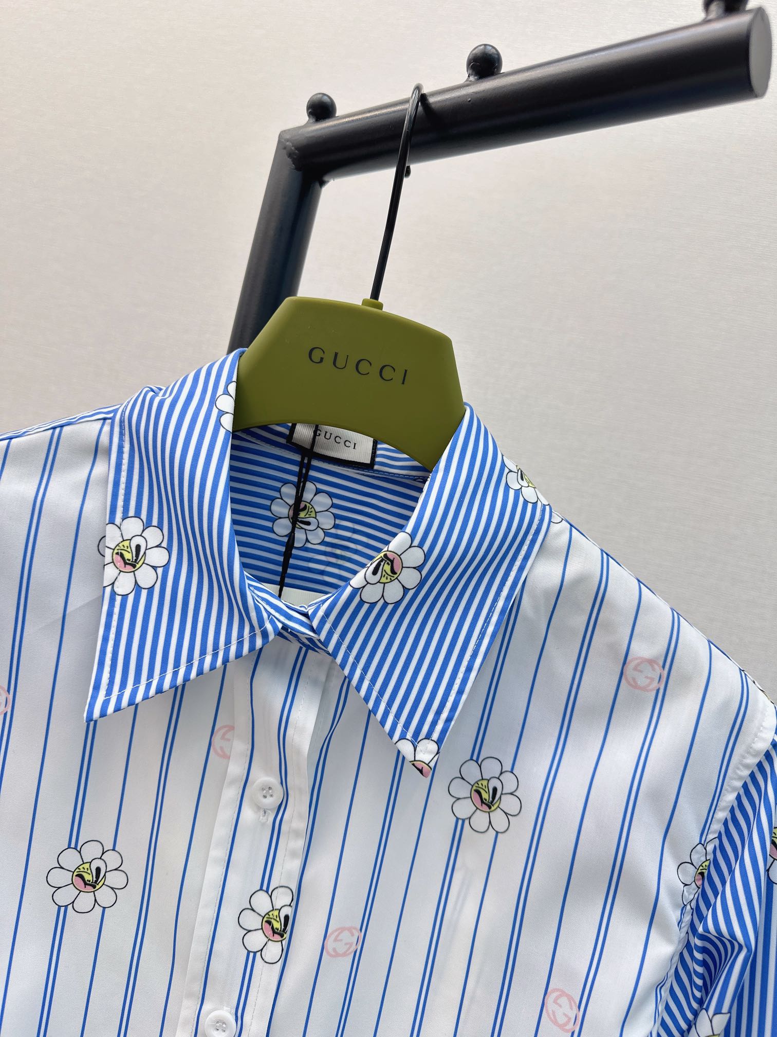 Gu24Ss春夏最新款小雏菊造型衬衫阔形男朋友风设计时尚小心机可A可乖的风格Monograw印花两种颜色