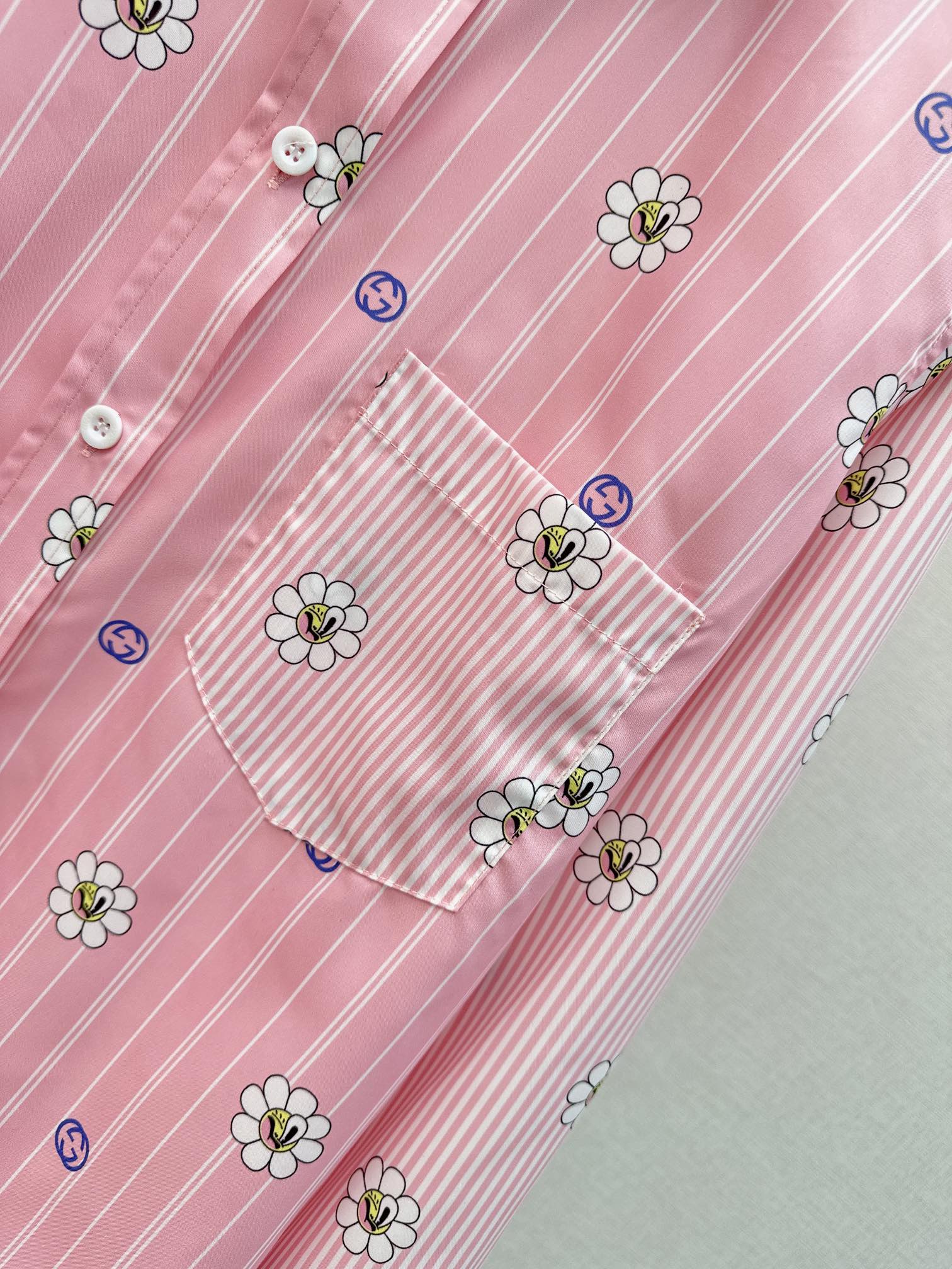 Gu24Ss春夏最新款小雏菊造型衬衫阔形男朋友风设计时尚小心机可A可乖的风格Monograw印花两种颜色