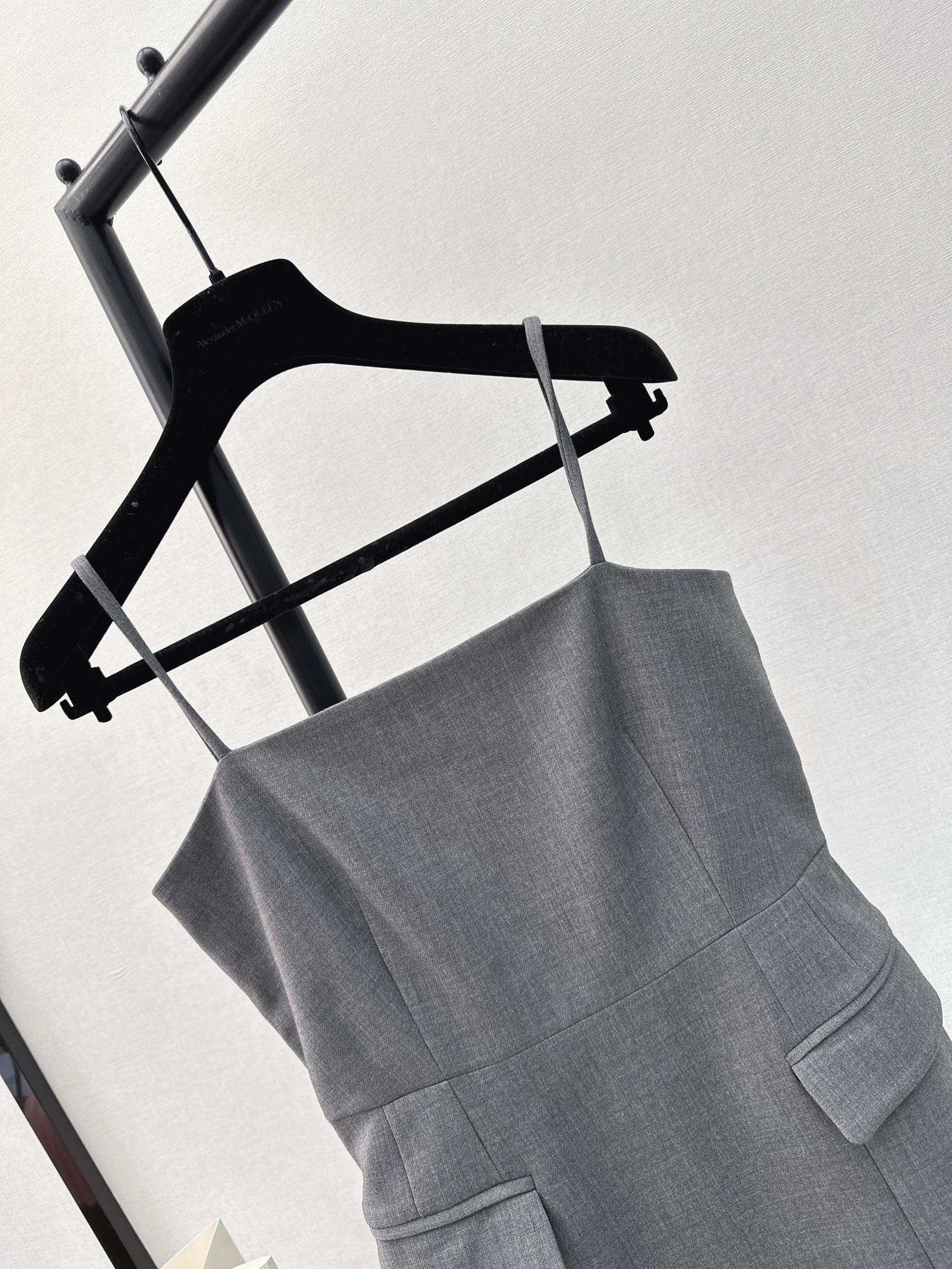 独家首发MCQ24Ss春夏最新款高级灰拉链吊带抹胸裙极简主义裙中拉链开合随意切换不规则裙摆设计上身美的不