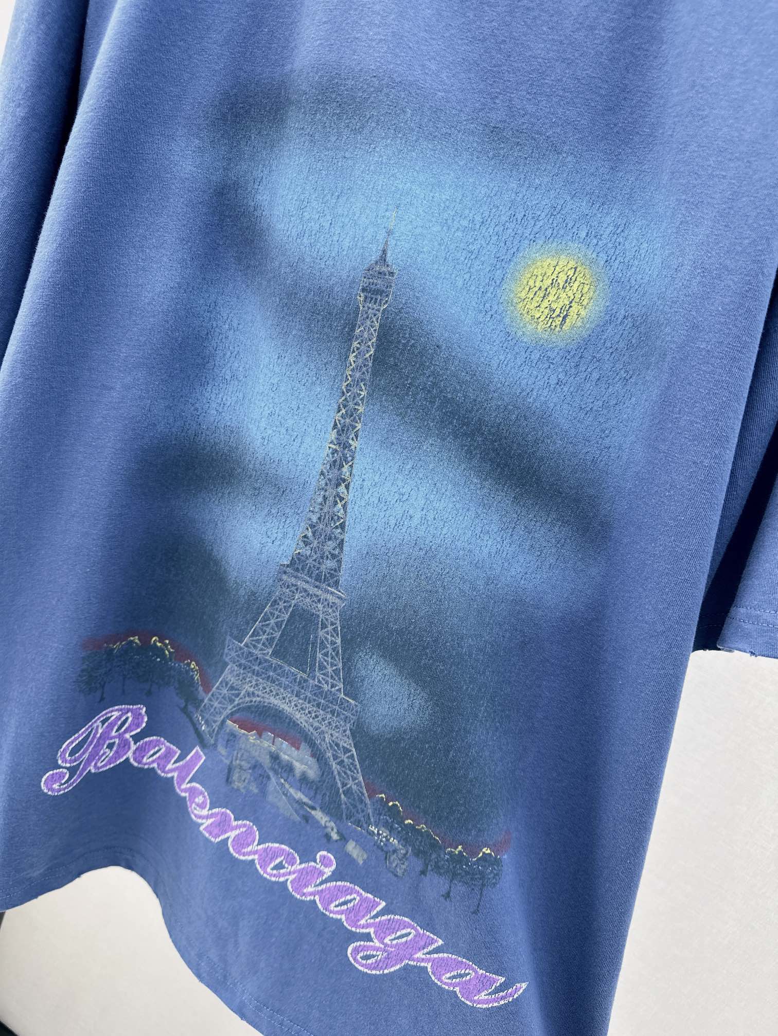 Bal24Ss春夏最新款巴黎埃菲尔铁塔喷墨鸦手绘渐变彩印水洗做旧破坏短袖T恤印花釆用康丽数码直喷成衣洗水