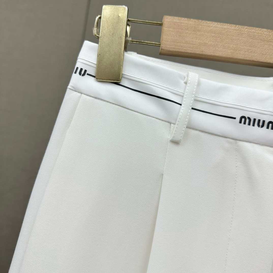 miumi-u这款一直是JING典又百搭的阔腿裤丝滑质感触手可及肉眼可见那莹润的光泽就像随着衣身流淌一样