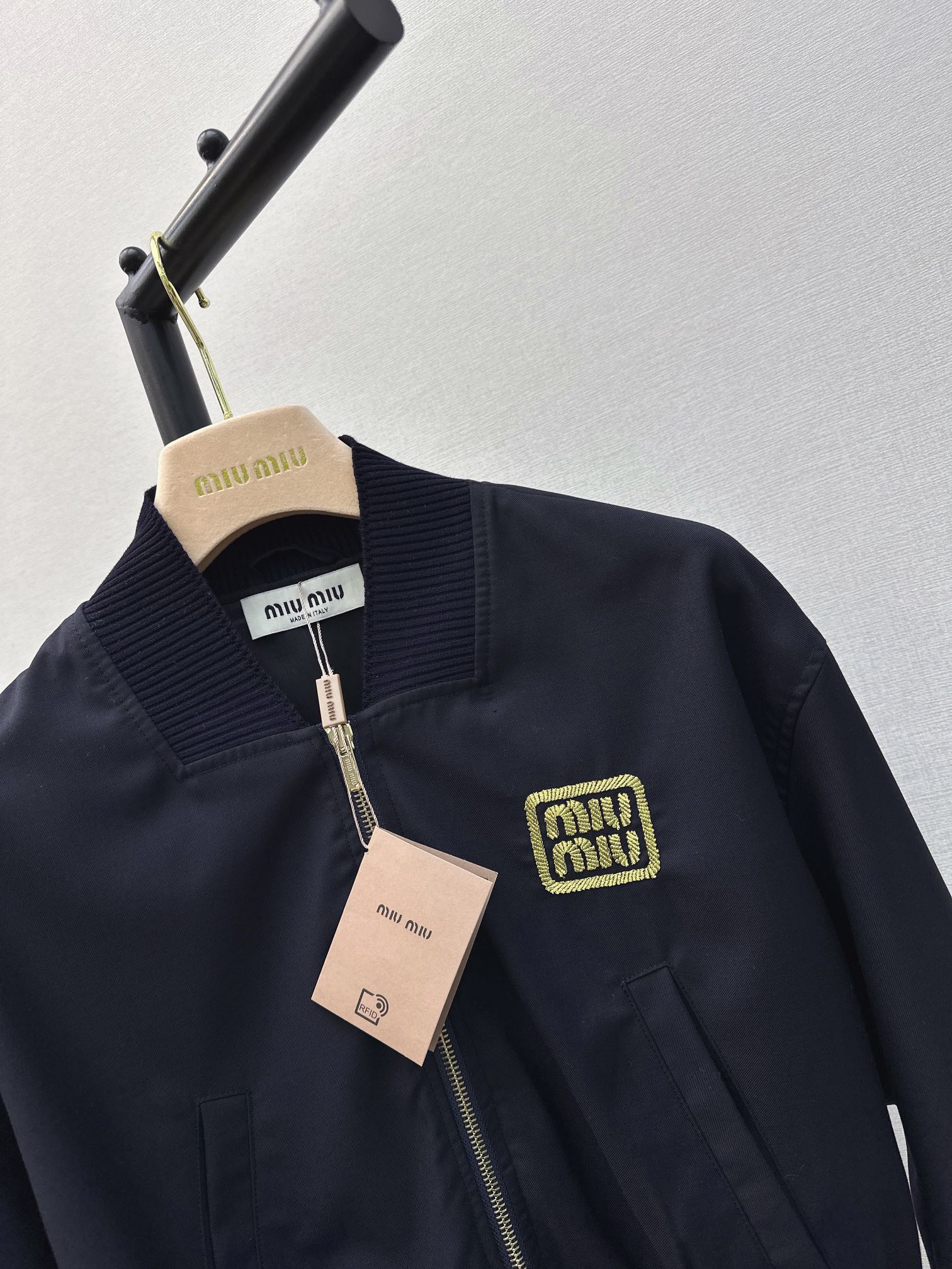 高版本Miu24Ss春夏最新款减龄小短款立领夹克外套金线字母Logo装饰时尚经典的配色打破沉闷可柔可甜可