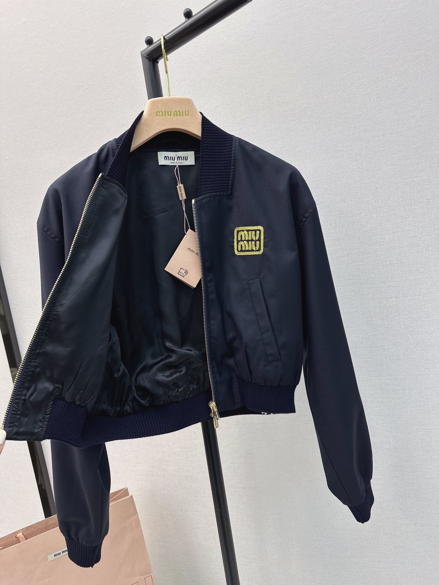 高版本Miu24Ss春夏最新款减龄小短款立领夹克外套金线字母Logo装饰时尚经典的配色打破沉闷可柔可甜可
