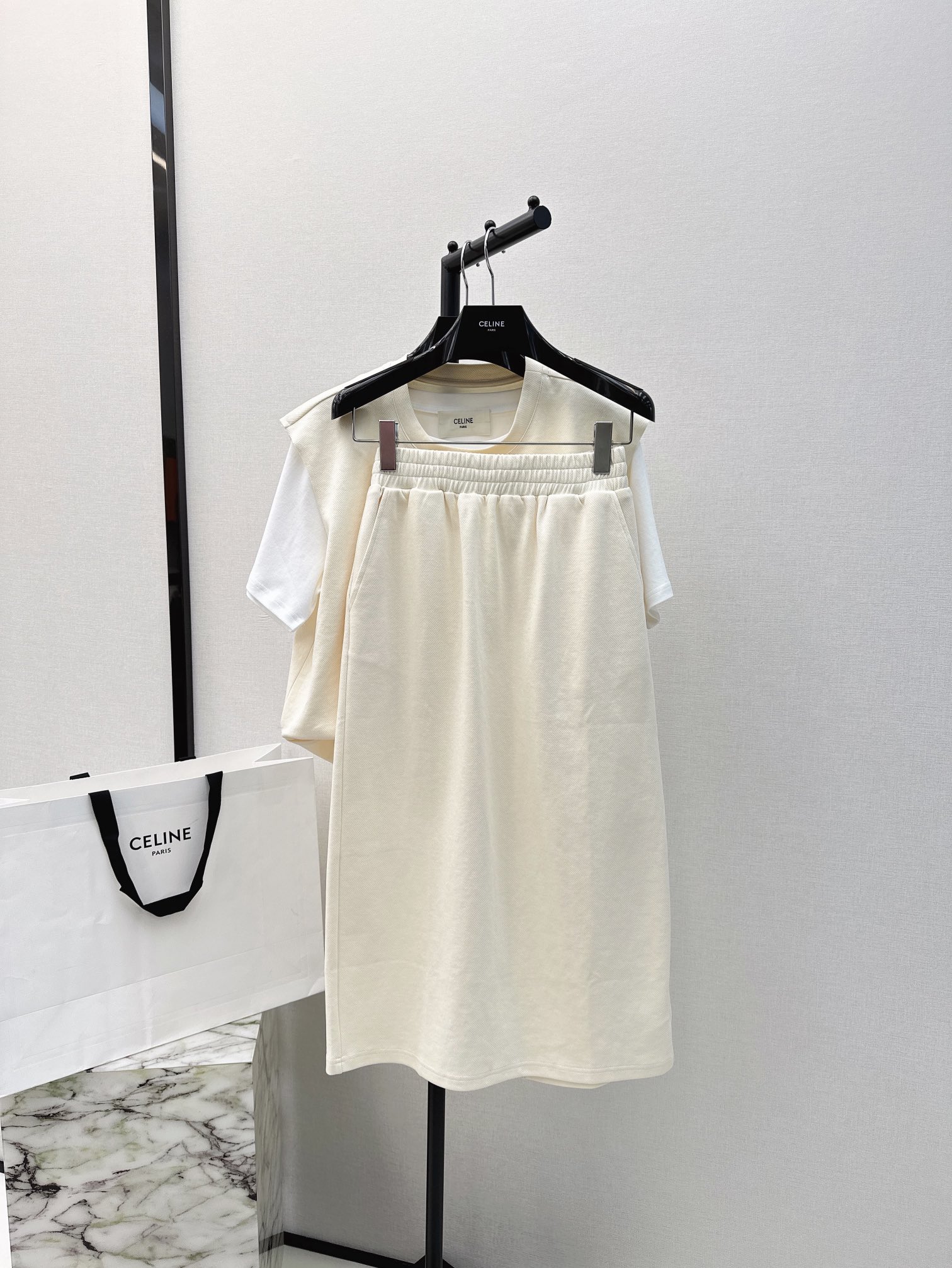 独家首发CE24Ss春夏最新款精致休闲套装基础白T+无袖马甲+包臀半裙经典休闲三件套版型超洋气上身就一整