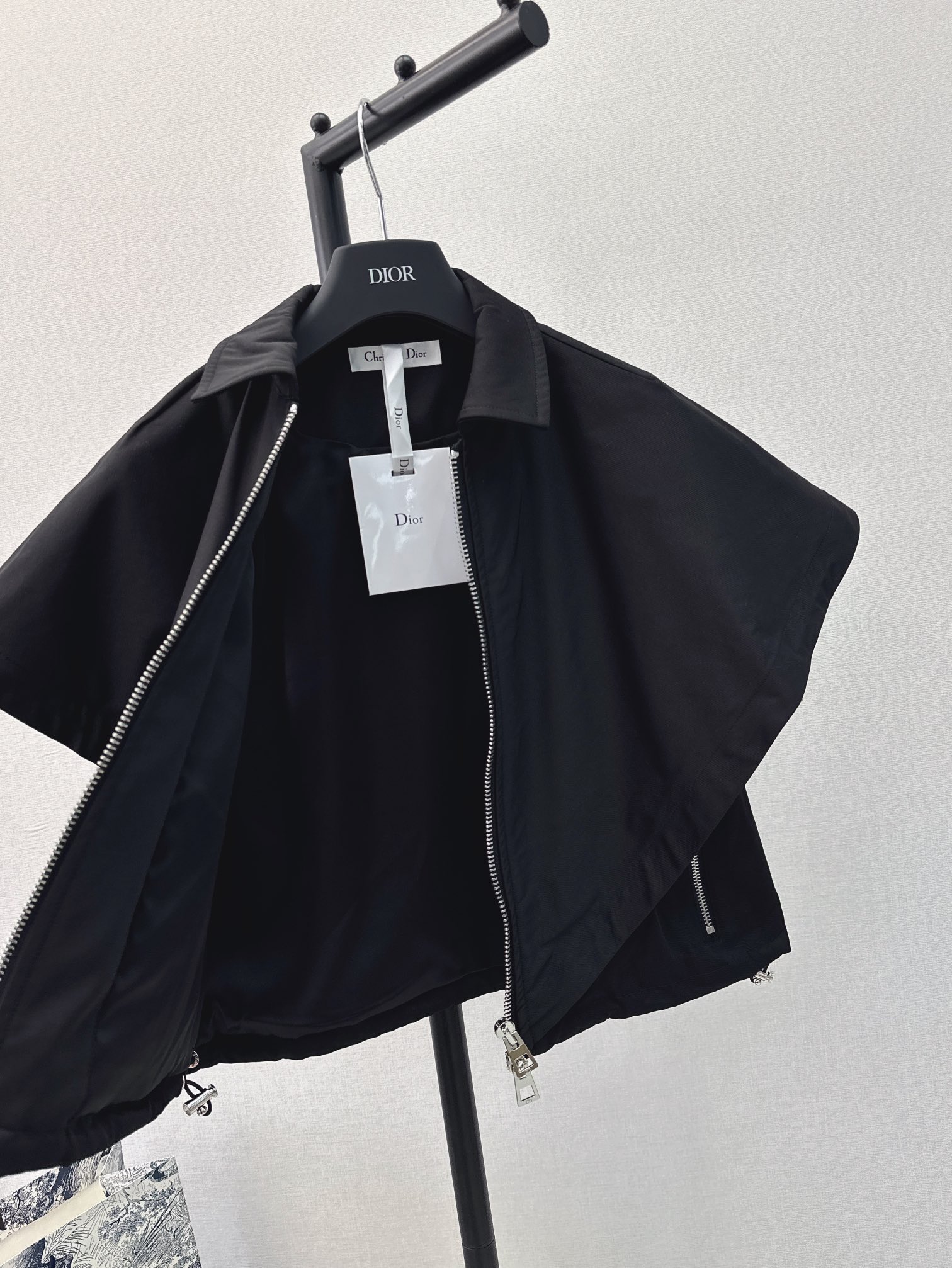 上衣优雅Lady气质CD24Ss春夏最新款极简高级气质套装黑色短款斗篷袖马甲外套+腰带百褶半身裙随性高级