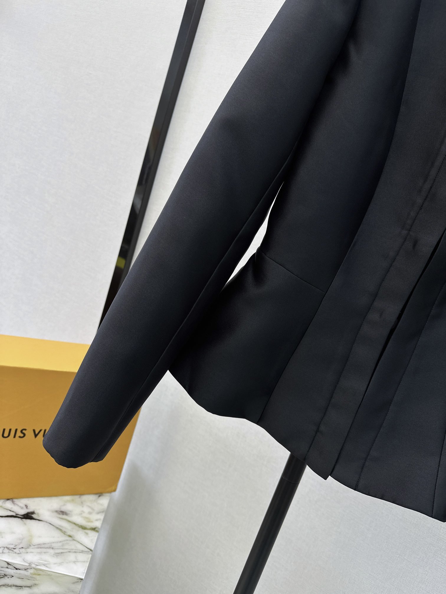 L家24Ss春夏最新款时髦优雅的贵族千金风单排扣钻扣收腰西服外套线条流畅的剪裁的设计立体收腰鱼尾摆衣型单