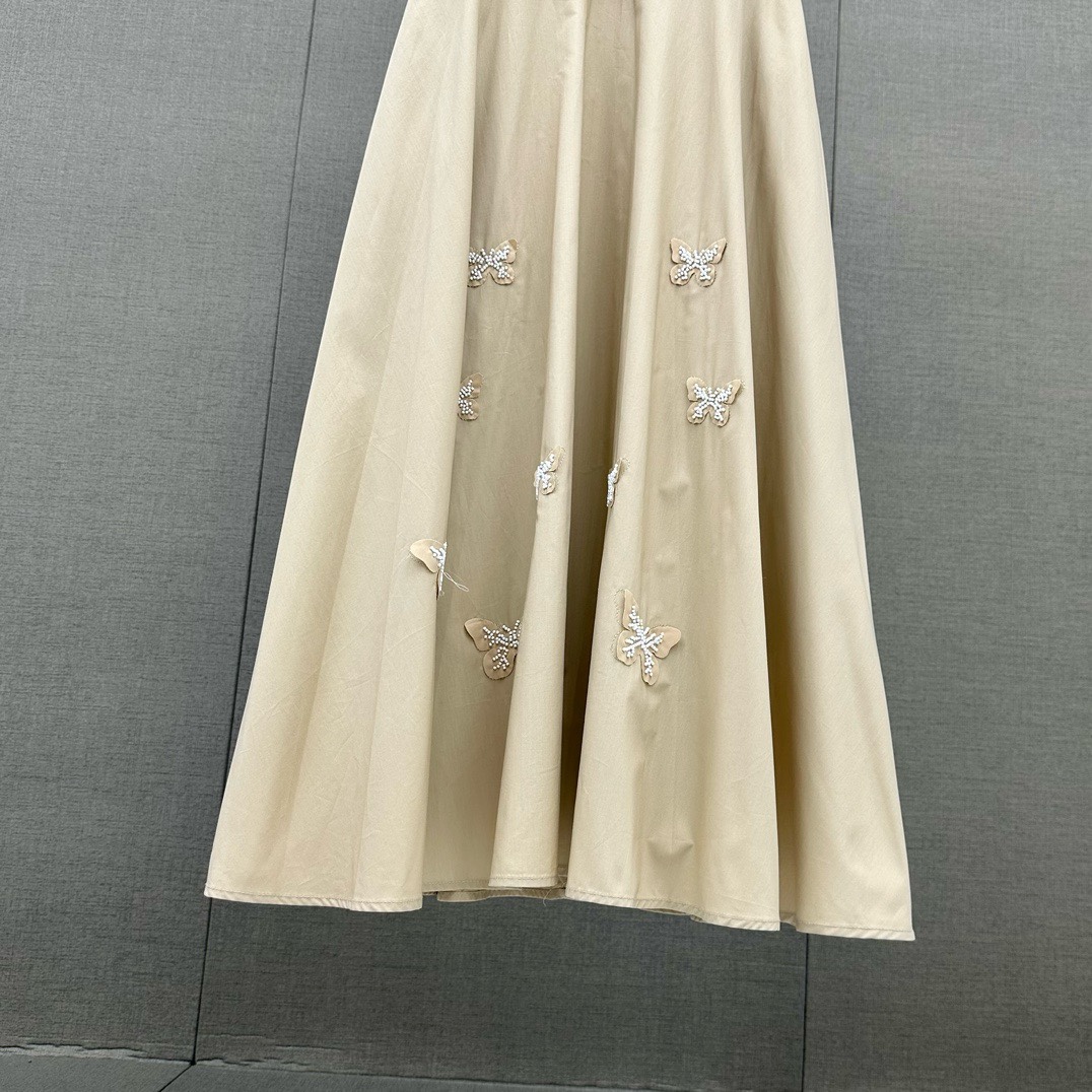valentin-o气质款重工蝴蝶花片连衣裙重工的蝴蝶花片装饰连衣裙一贯优雅又甜美的风格一眼就看中的款领