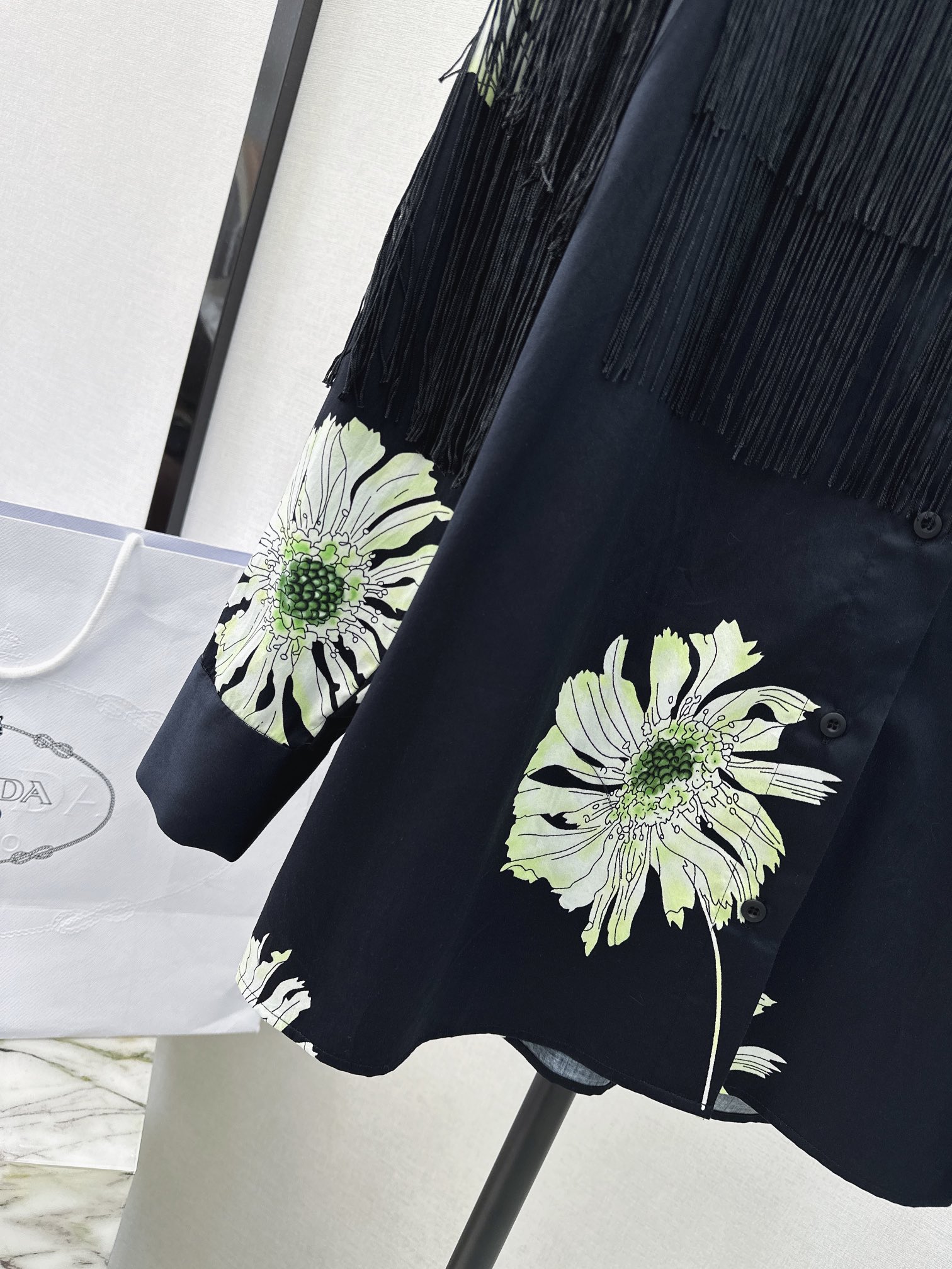 杨紫同款PD24Ss春夏最新款花朵图案装饰流苏衬衫重工艺手工拼接流苏非定位花朵印花工艺每一件都是独一无二