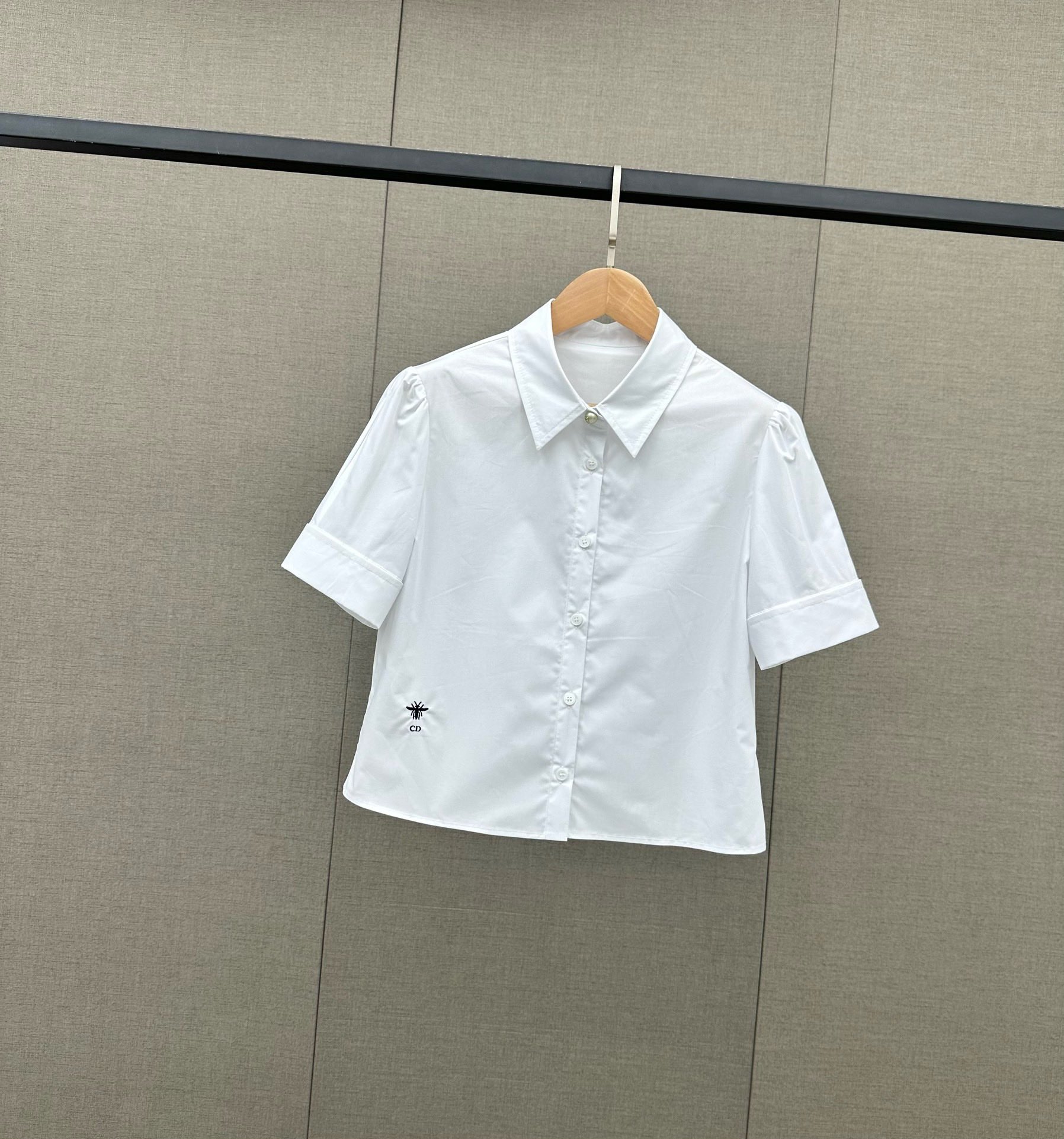 Dio-r小蜜蜂刺绣衬衣+logo半裙小蜜蜂刺绣衬衣白色衬衫即是单穿的时尚美衣亦是作为各种外套的好帮手往