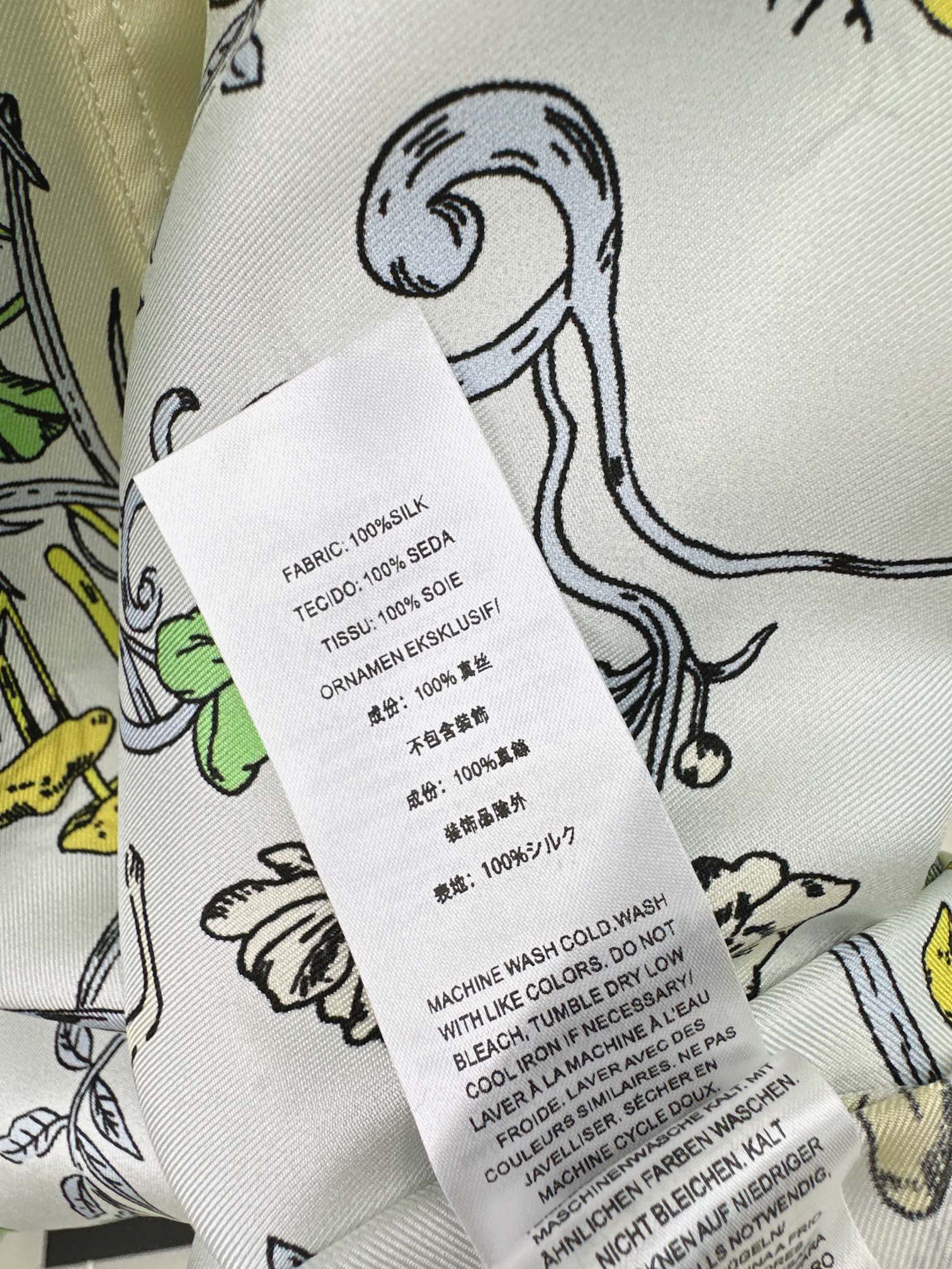 独家首发ToryB24Ss春夏最新款法式风情定位印花真丝连衣裙百分百真丝斜纹绸质感轻盈舒适色彩缤纷满满的