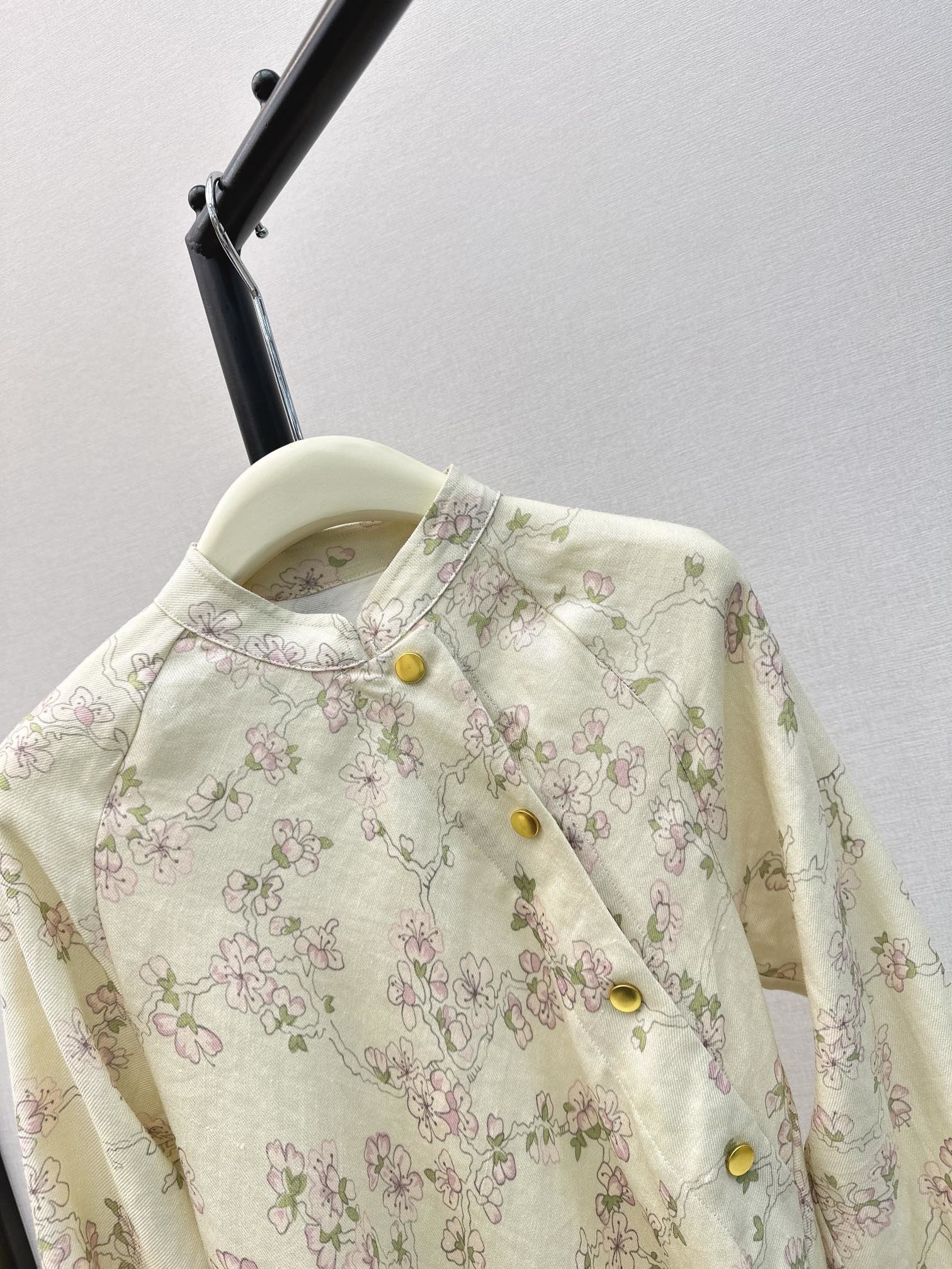 新中式24Ss春夏最新款今年流行的新中式设计感印花衬衫采用立体满身小碎花太美了精致优雅细节感在线浓浓的新