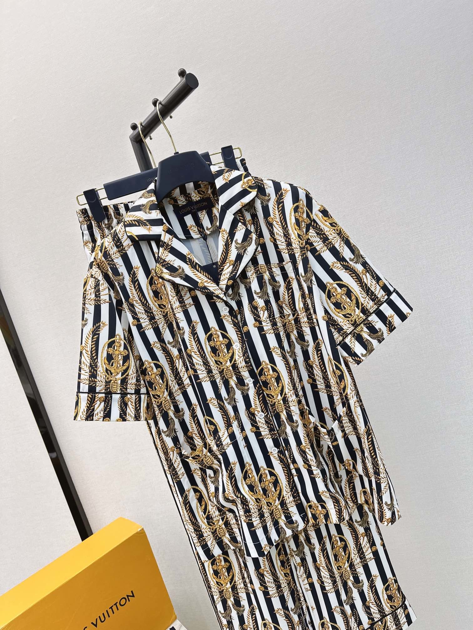 L家24Ss春夏最新款航海系列竖条纹睡衣风套装采用活性转印工艺印花渗透的印花非常有质感翻领长袖衬衫+系绳