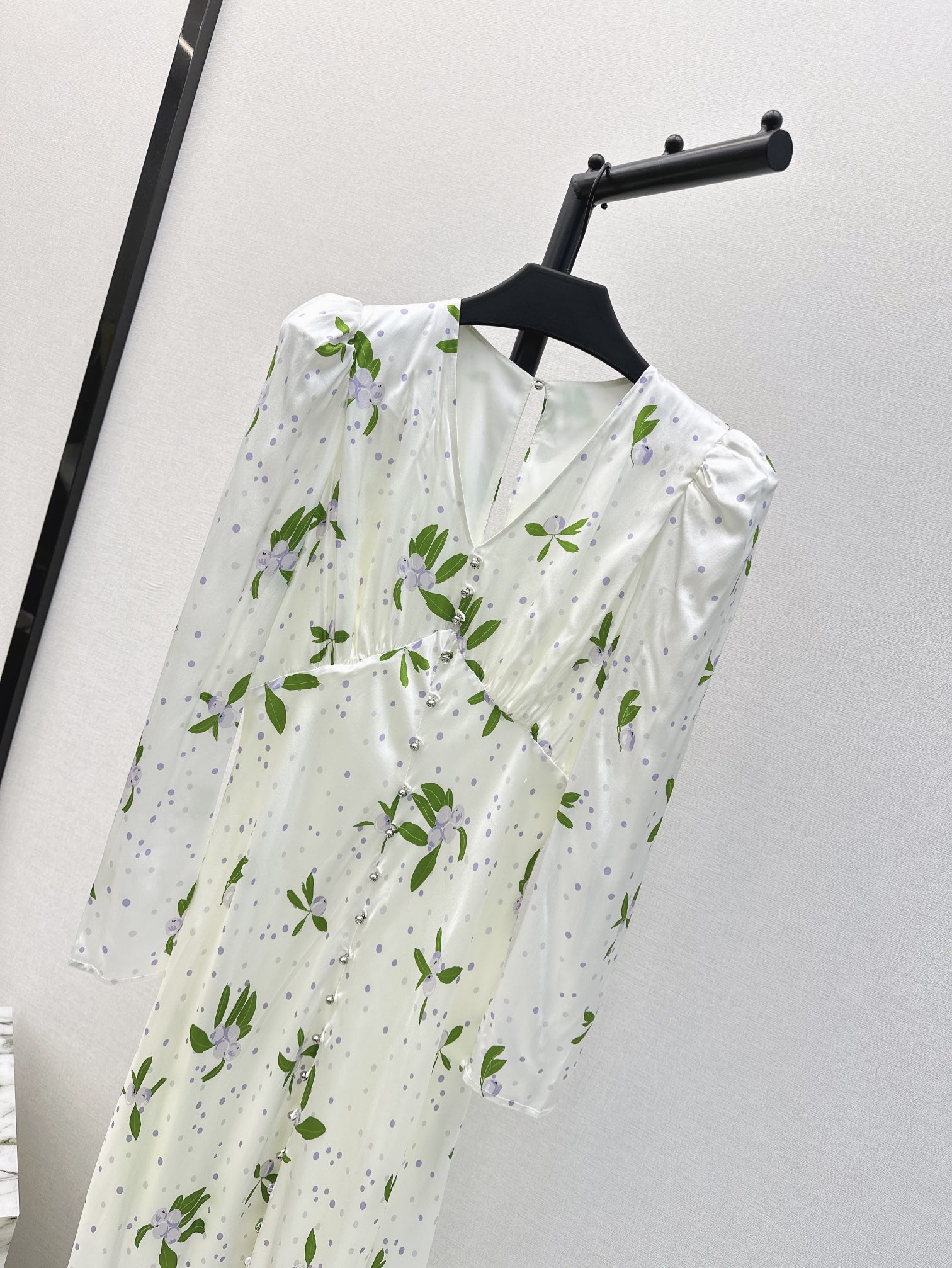 时髦小众设计24Ss春夏最新款清新长款连衣裙精美绝伦花卉印花图案淡雅清新的度假风气息浪漫优雅的白富美必备
