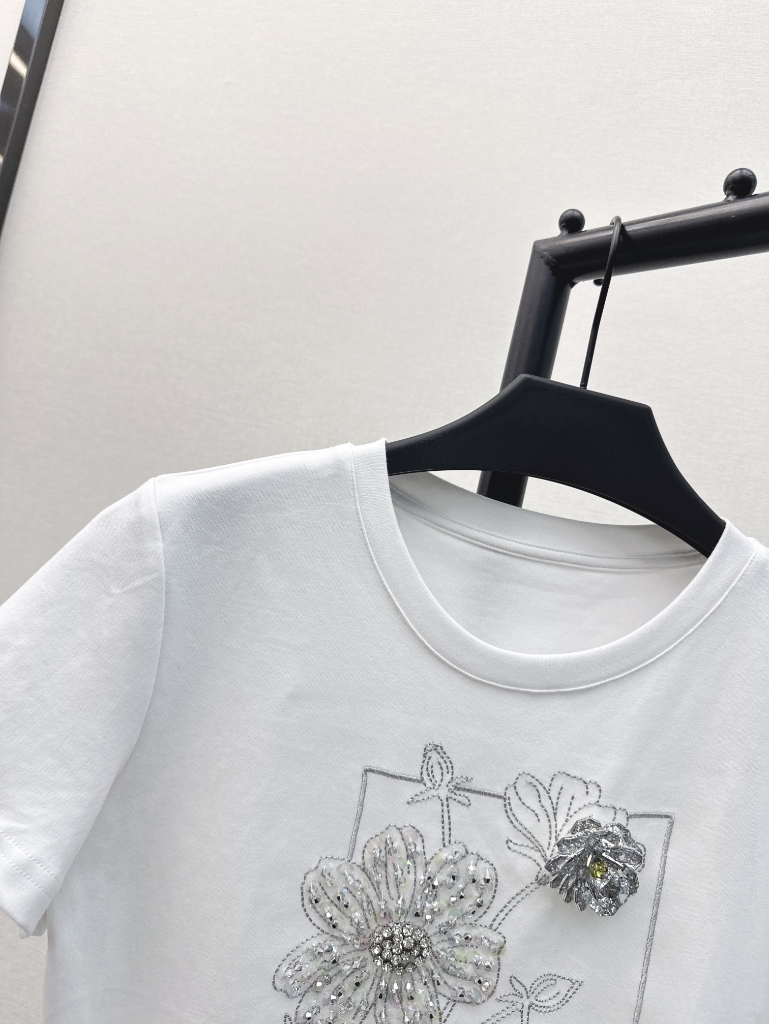时髦单品24Ss春夏最新款Mini修身T恤轻松打造时髦感超吸睛的纯欲风单品️不会出错的简约款高弹修身版型