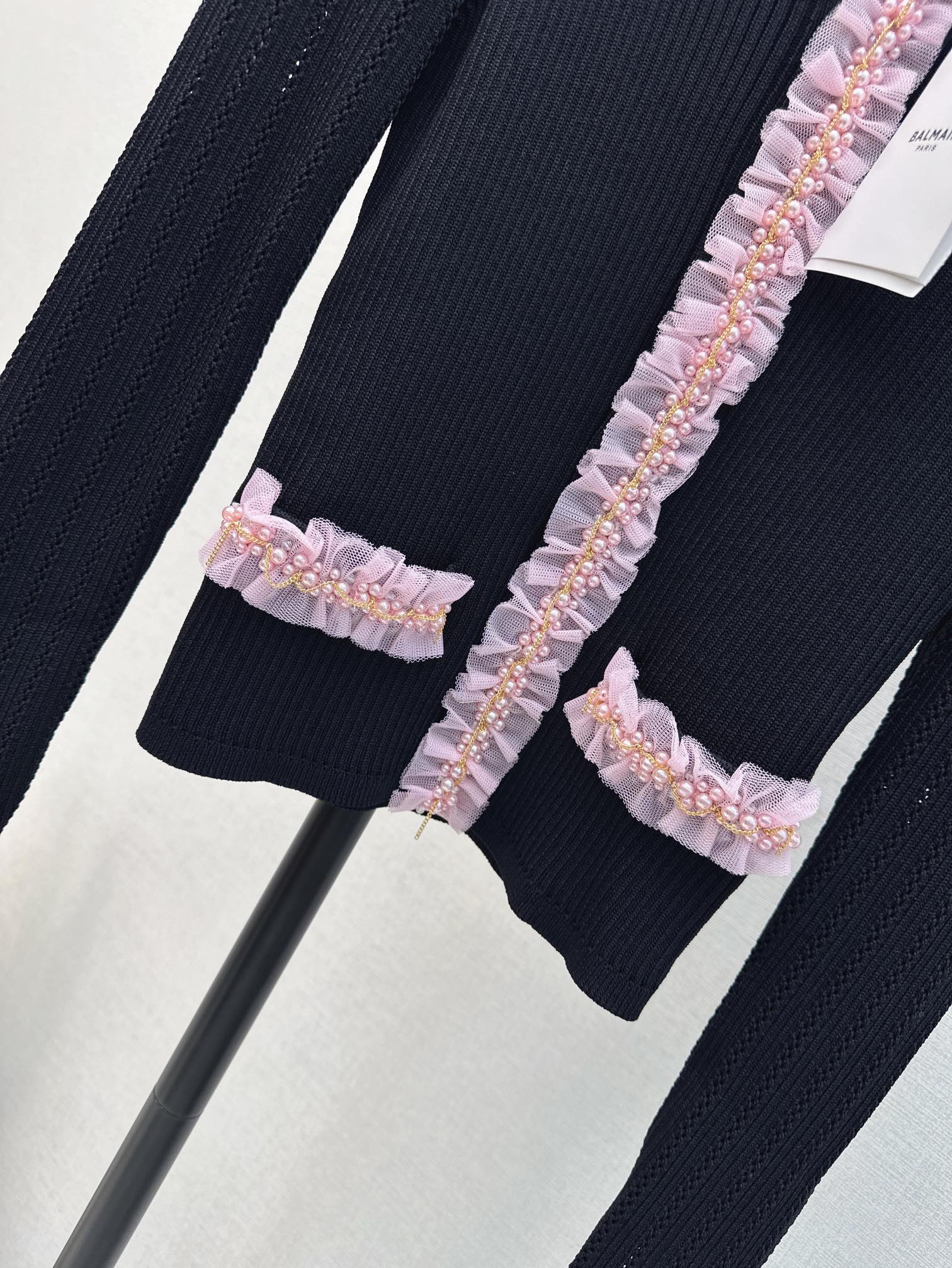 独家首发Bal24Ss春夏最新款花边钉珠针织开衫短款开衫设计非常修饰身材比例手工编织蕾丝珍珠装饰超显质感