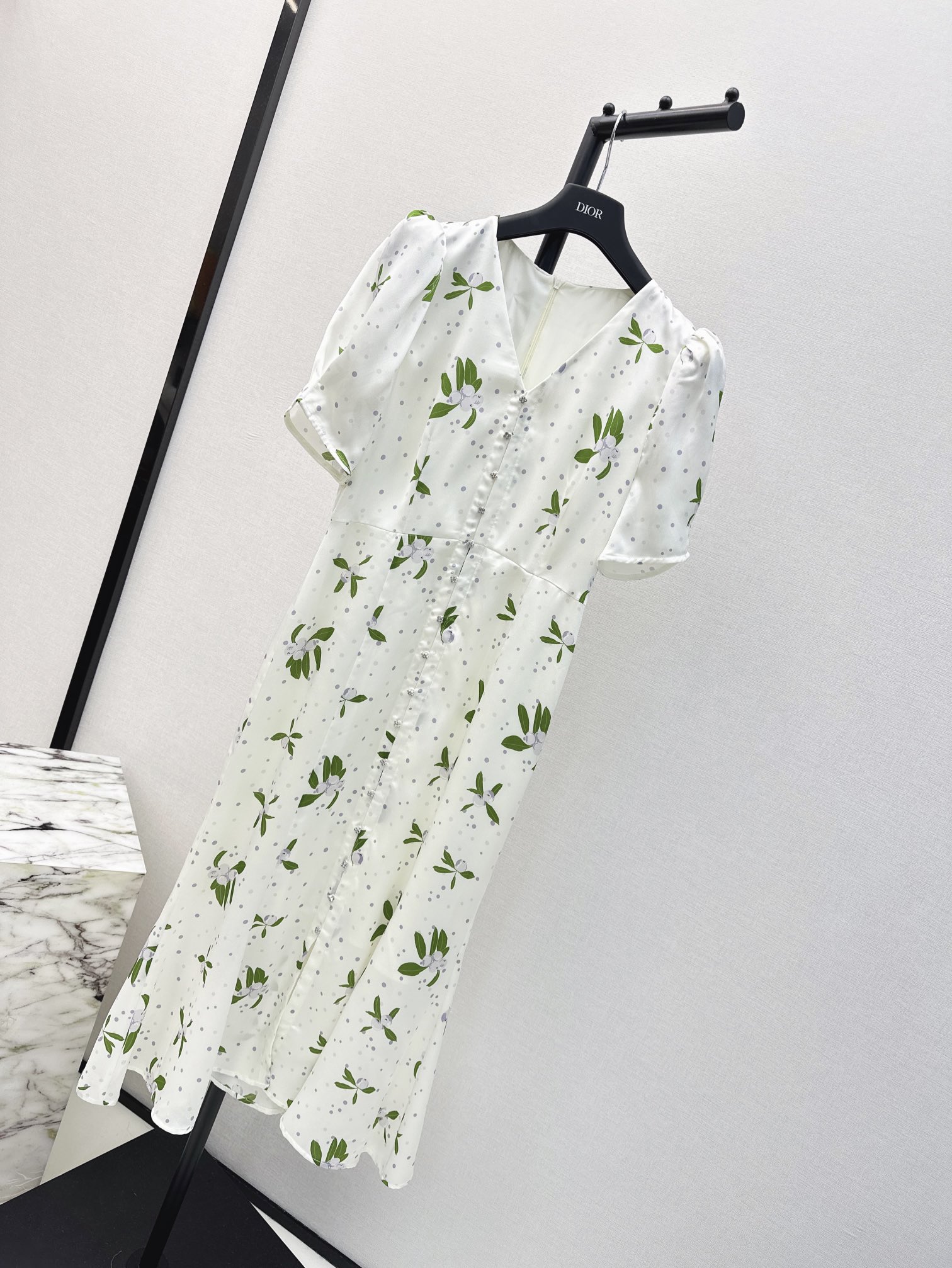 独家首发时髦小众设计24Ss春夏最新款印花连衣裙淡雅清新的度假风气息优雅花卉图案立体收腰版型浪漫优雅的白