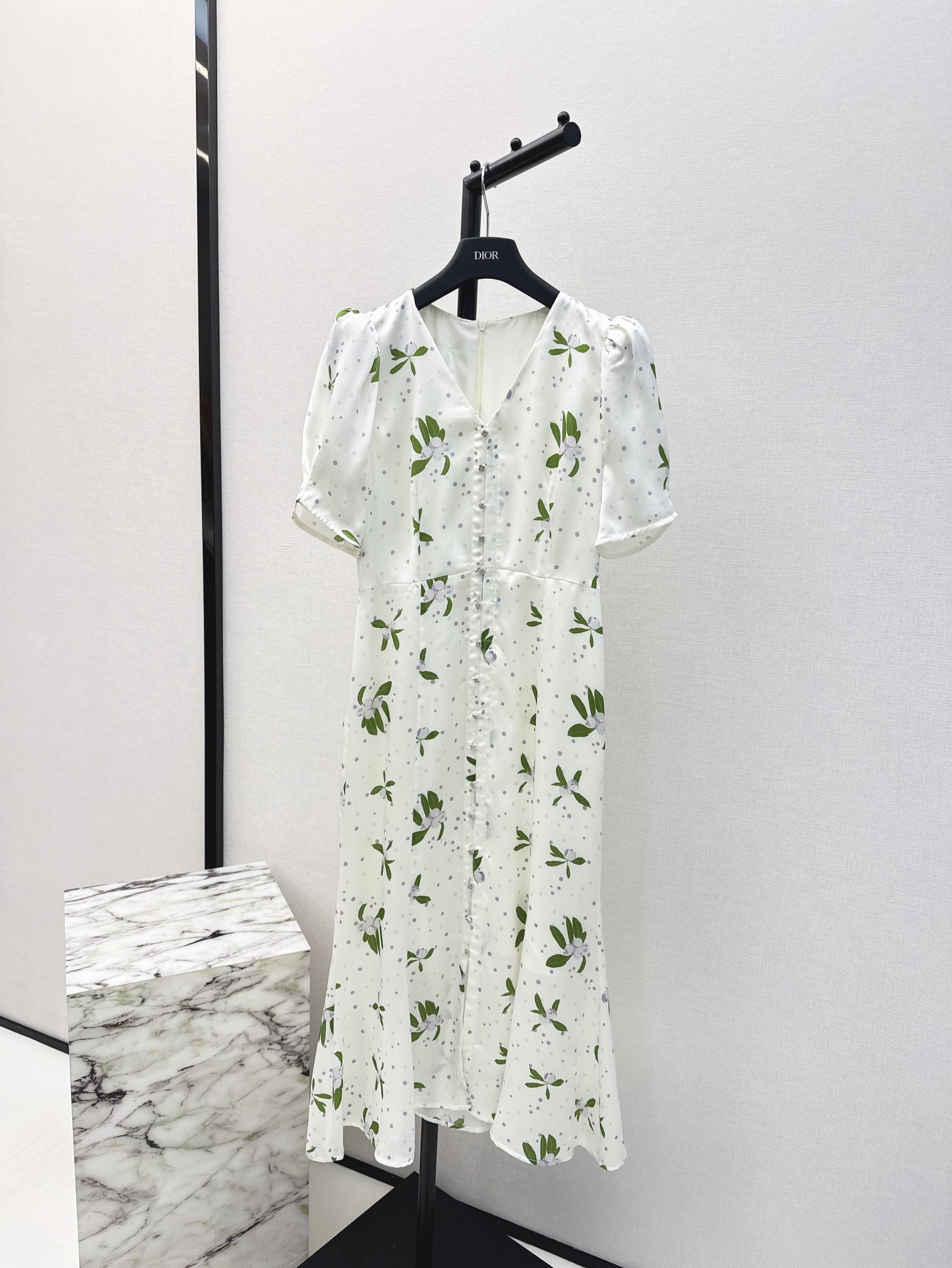 独家首发时髦小众设计24Ss春夏最新款印花连衣裙淡雅清新的度假风气息优雅花卉图案立体收腰版型浪漫优雅的白