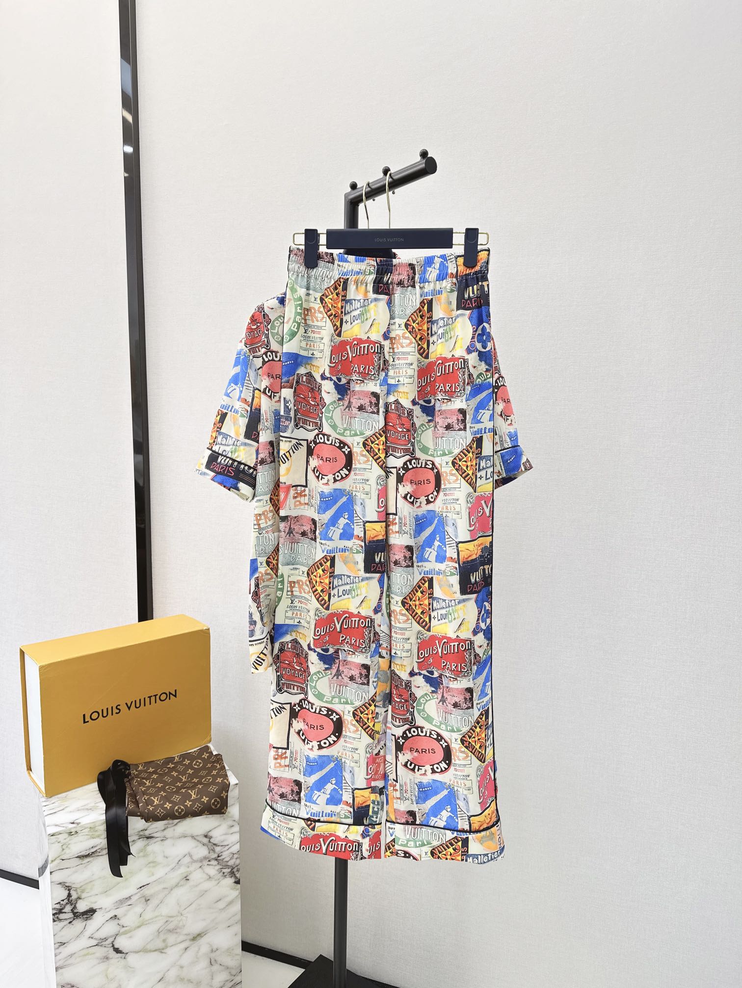 L家24Ss春夏最新款Flightmode系列印花套装经典衬衣+松紧腰长裤本季的标志性图案爱丽舍宫非常吸