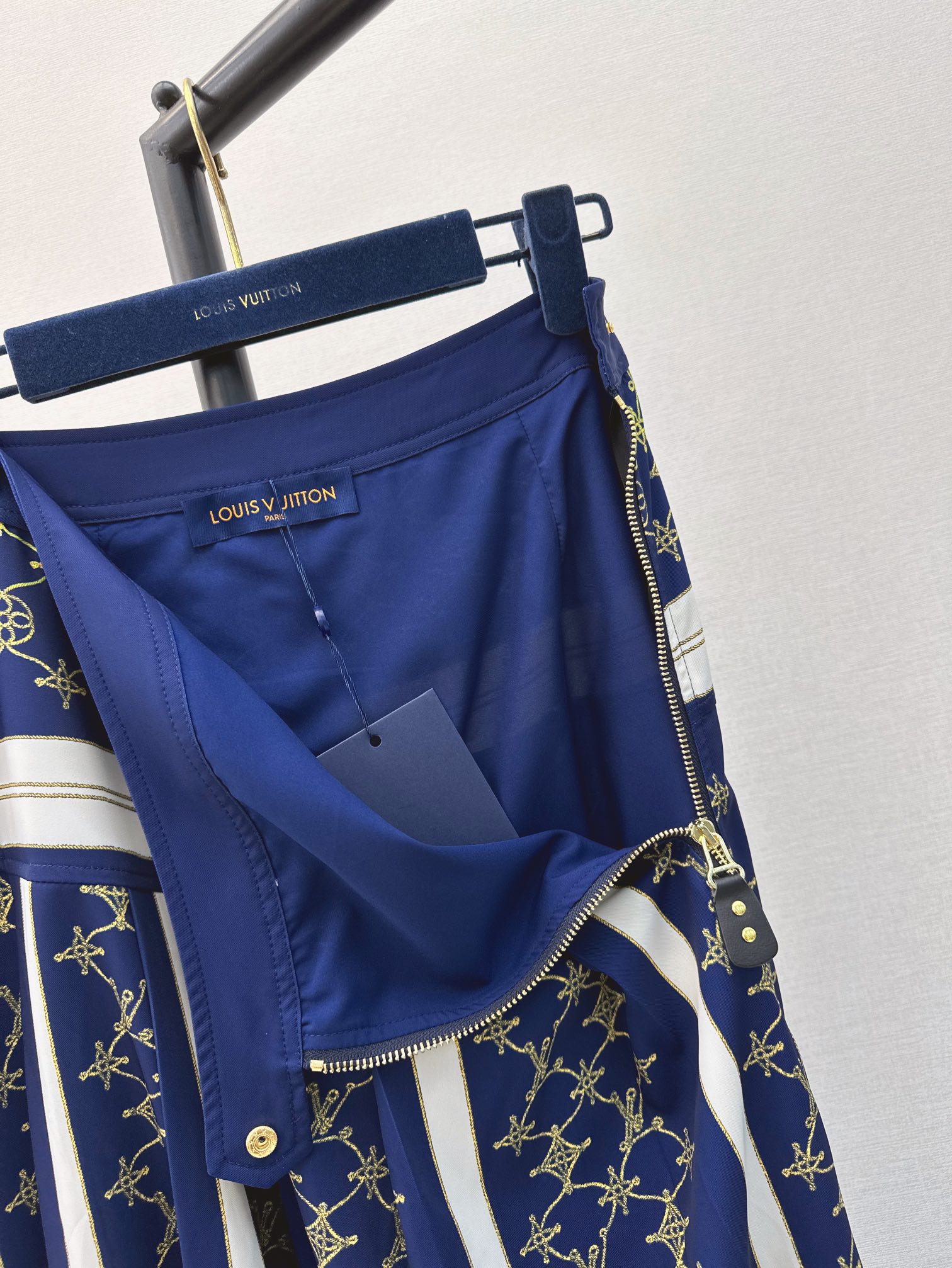 L家24Ss春夏最新款海军蓝色航海老花半裙高腰a字裙摆设计上显瘦又显高吸睛又时髦的老花图案自带复古又优雅