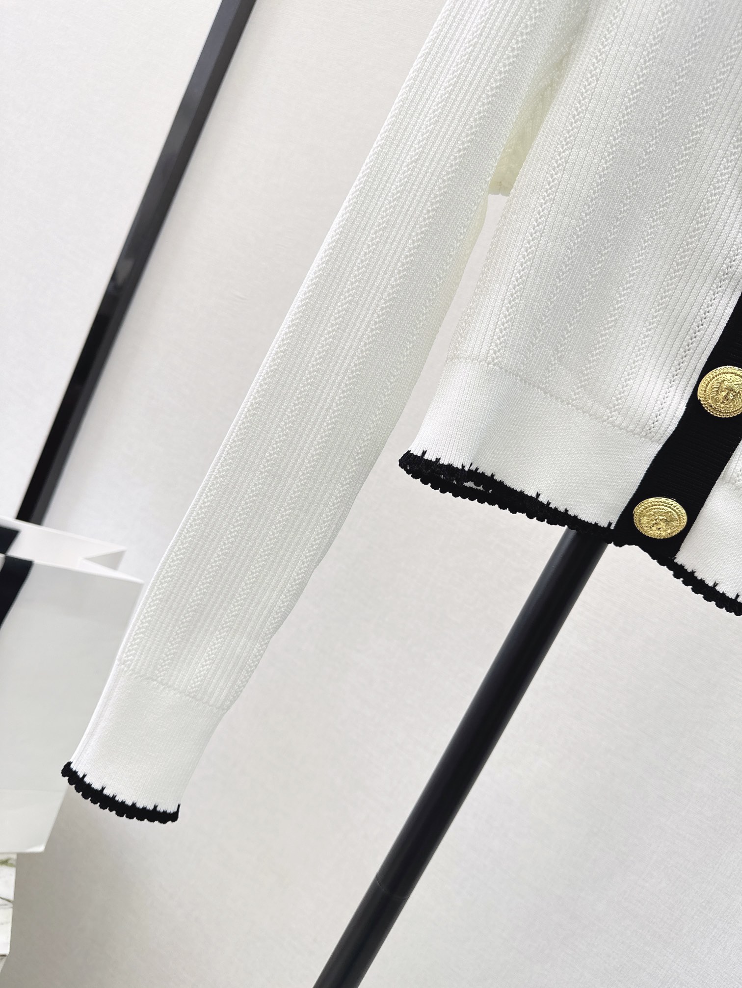 爆单款推荐Bal24Ss春夏最新款拼色小圆领针织开衫一如既往的贵气优雅精美金属纽扣绝对的吸睛神器！质感超