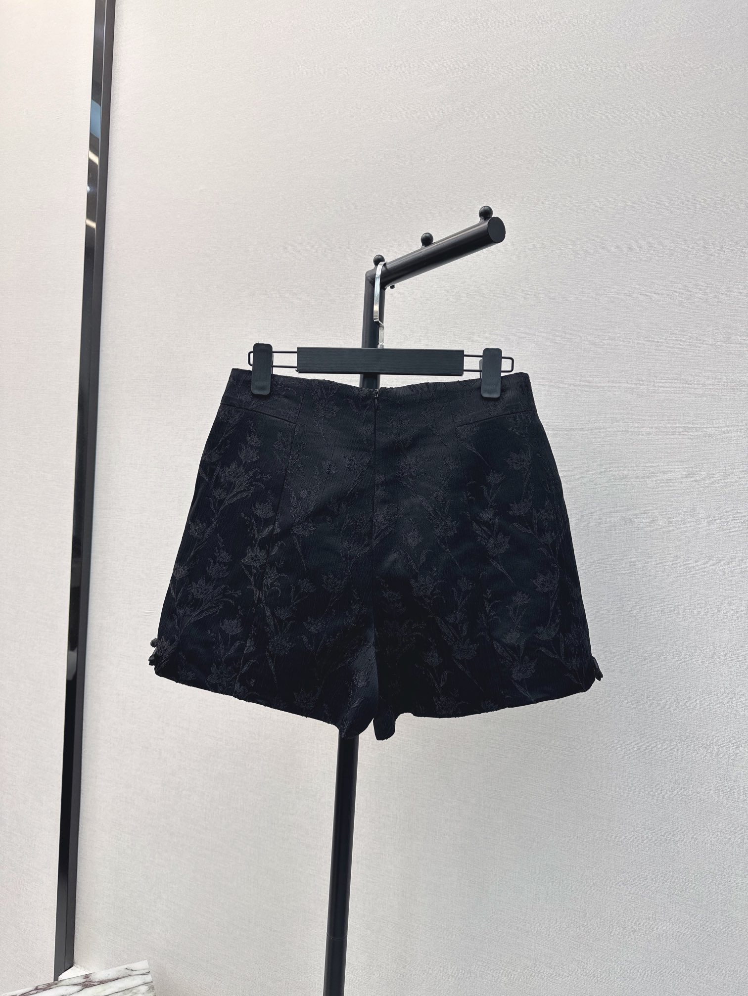 时髦小众设计24Ss春夏最新款新中式提花短裤简洁利落的设计整个就显得很干净又小特别加宽高腰线可以拉长腿部