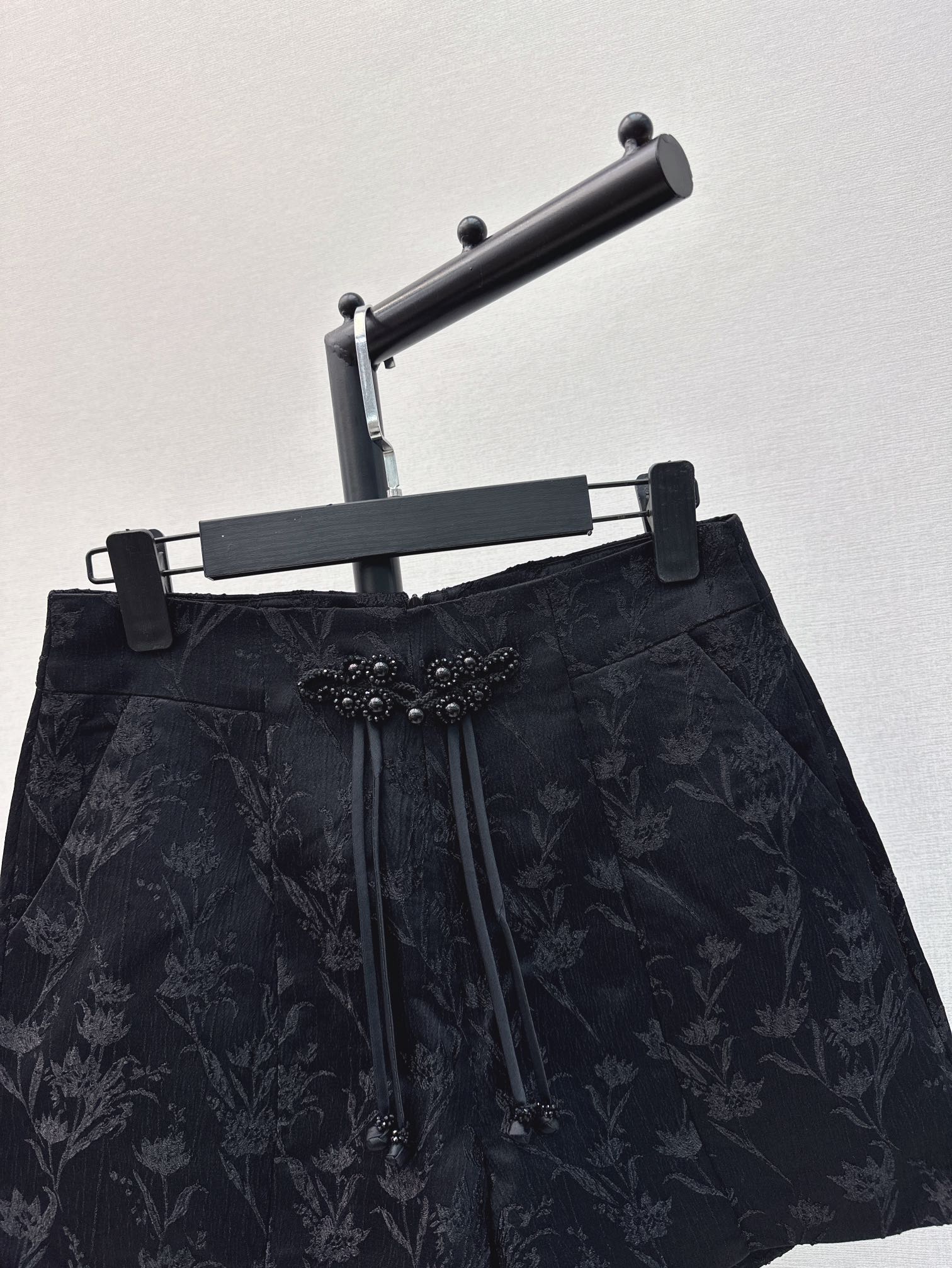 时髦小众设计24Ss春夏最新款新中式提花短裤简洁利落的设计整个就显得很干净又小特别加宽高腰线可以拉长腿部