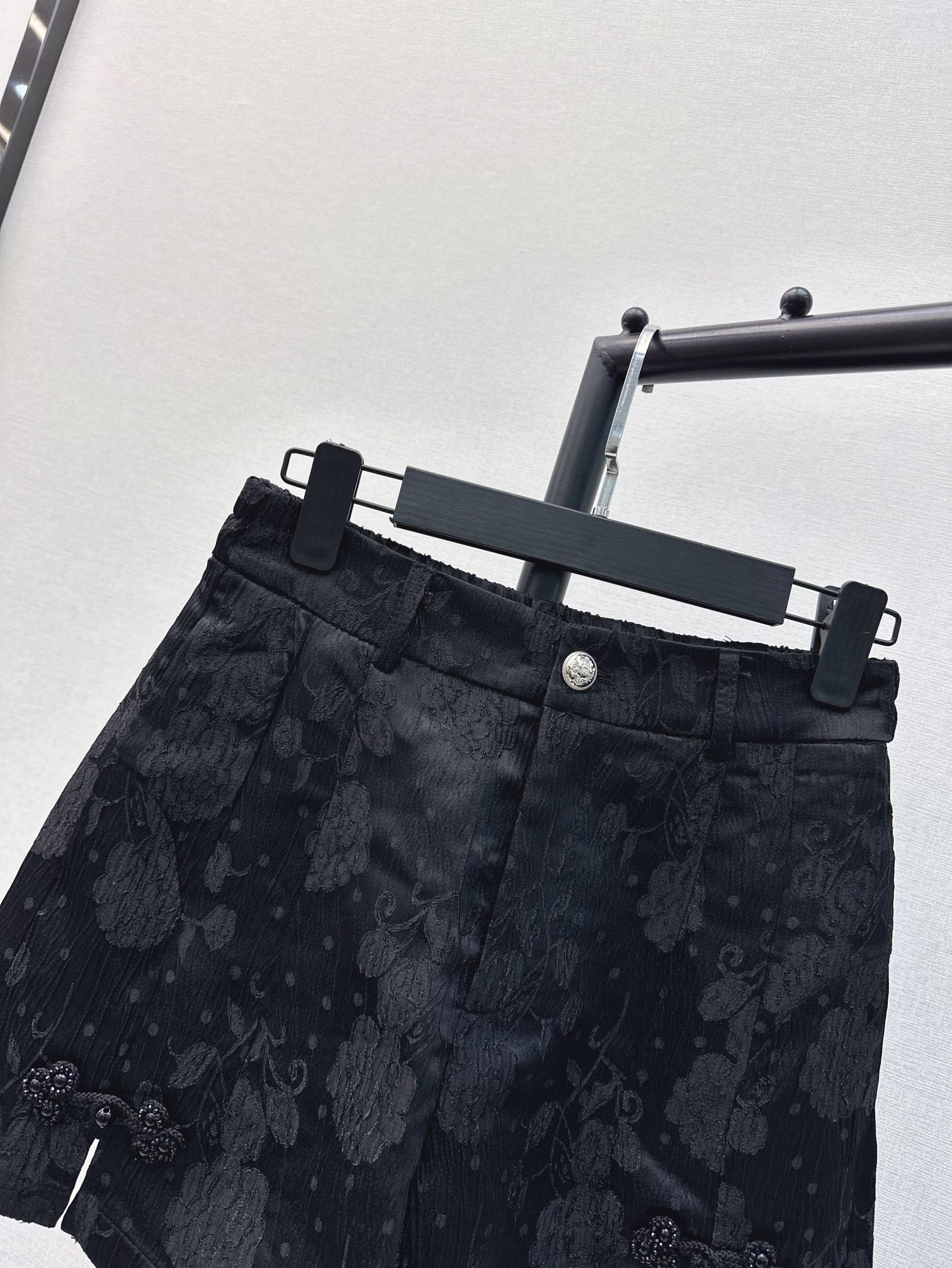 时髦小众设计24Ss春夏最新款新中式提花松紧腰短裤简洁利落的设计整个就显得很干净又小特别加宽高腰线可以拉