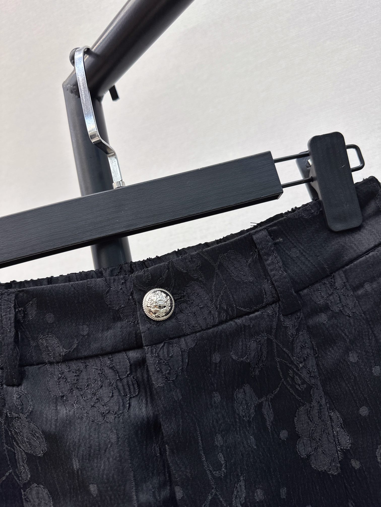 时髦小众设计24Ss春夏最新款新中式提花松紧腰短裤简洁利落的设计整个就显得很干净又小特别加宽高腰线可以拉