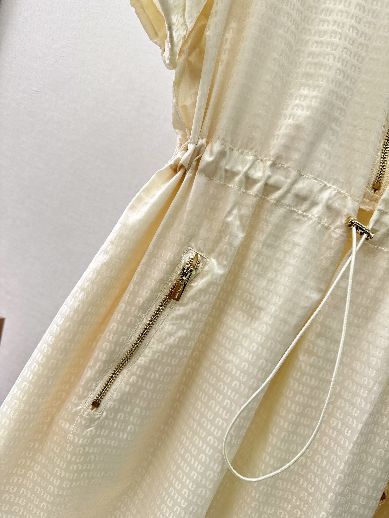 Miu24Ss春夏最新款提花满印尼龙连衣裙定制YB提花尼龙材质轻薄质感舒适透气提花满印装饰全身金色金属点