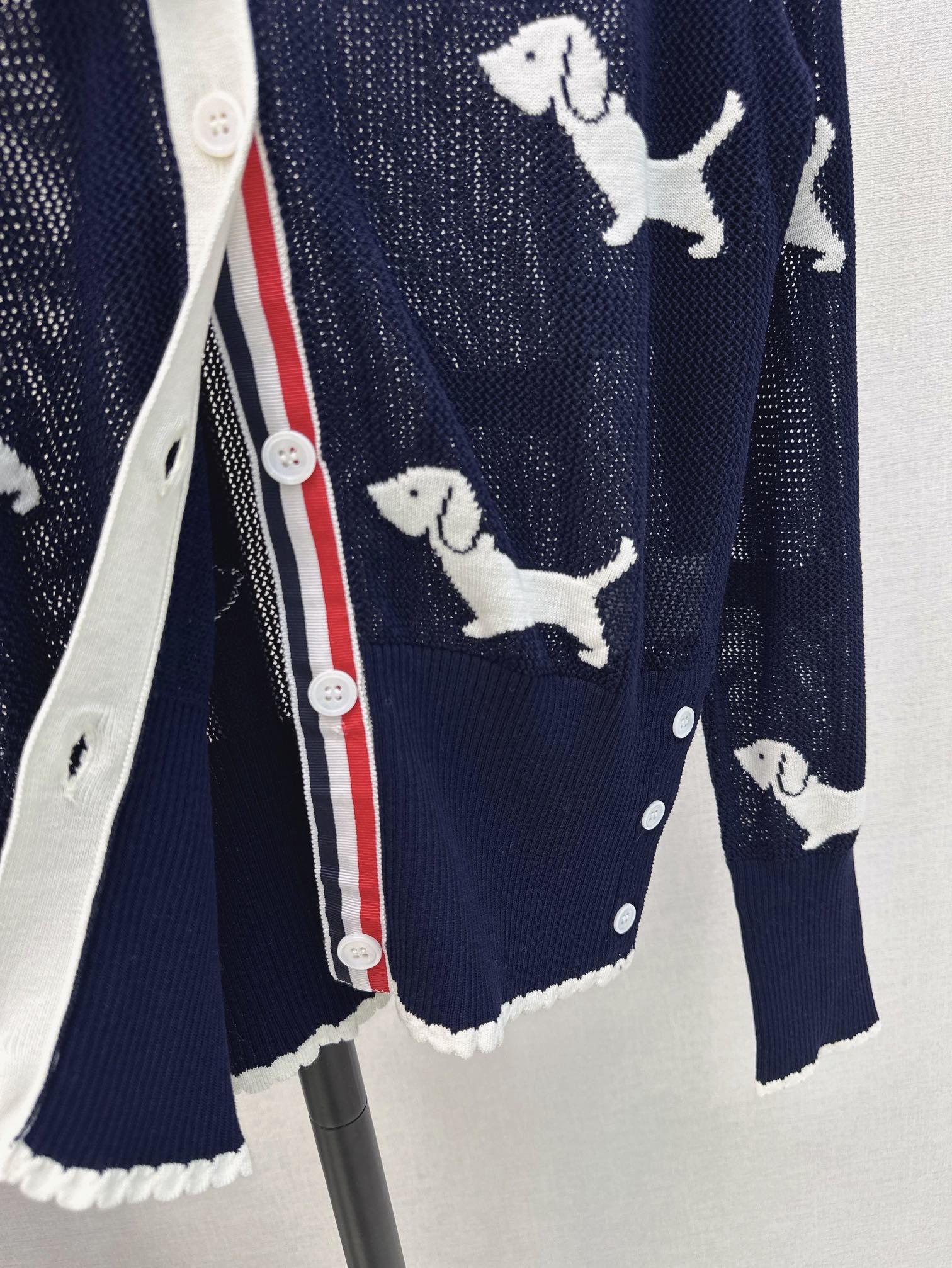 独家首发TB24Ss春夏最新款狗狗图案织带拼接镂空针织开衫休闲百搭的日常款简约时髦拼接的织带极具有代表性