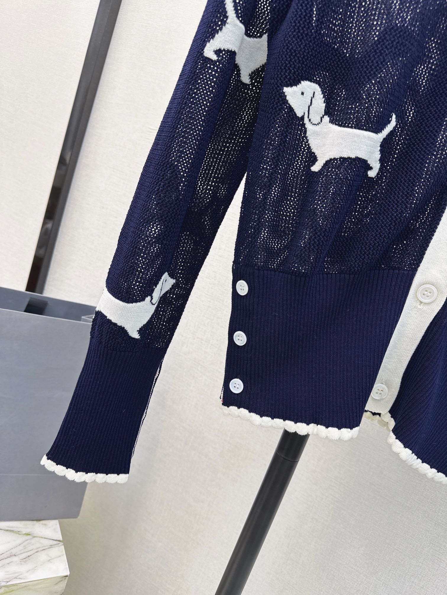 独家首发TB24Ss春夏最新款狗狗图案织带拼接镂空针织开衫休闲百搭的日常款简约时髦拼接的织带极具有代表性
