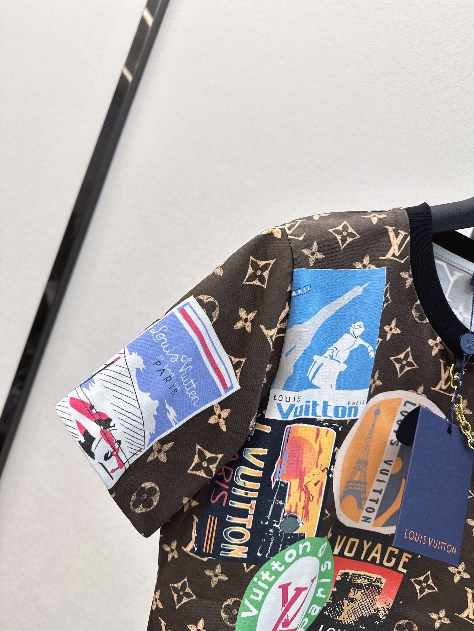 L家24Ss春夏最新款FlightMode印花短袖T恤两个版本一个超短款一个基础款本季的标志性图案爱丽舍