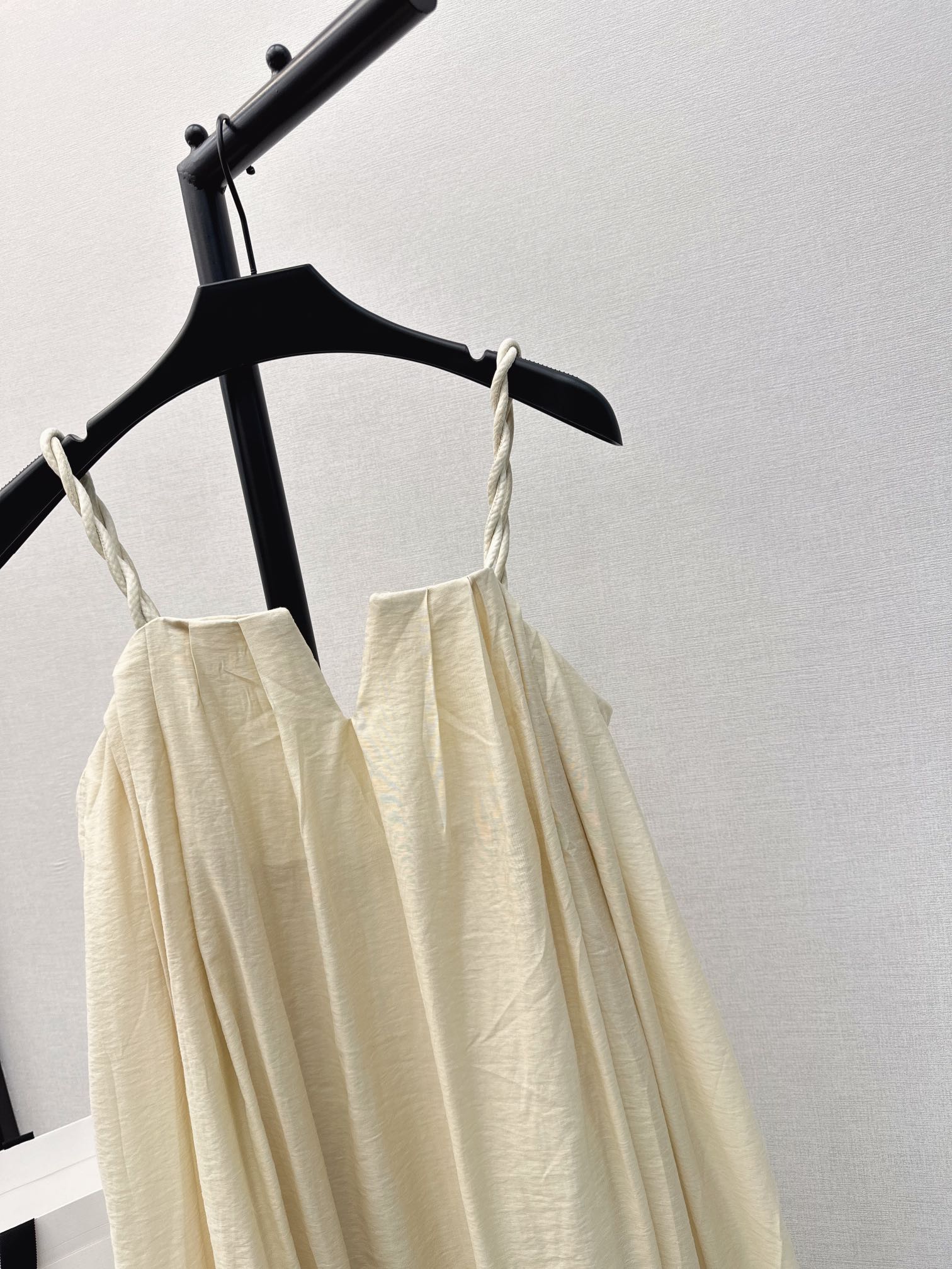 独家首发时髦小众设计24Ss春夏最新款极简风吊带长款连衣裙绝美小仙女白富美神器！极简主义风格气质又美又仙
