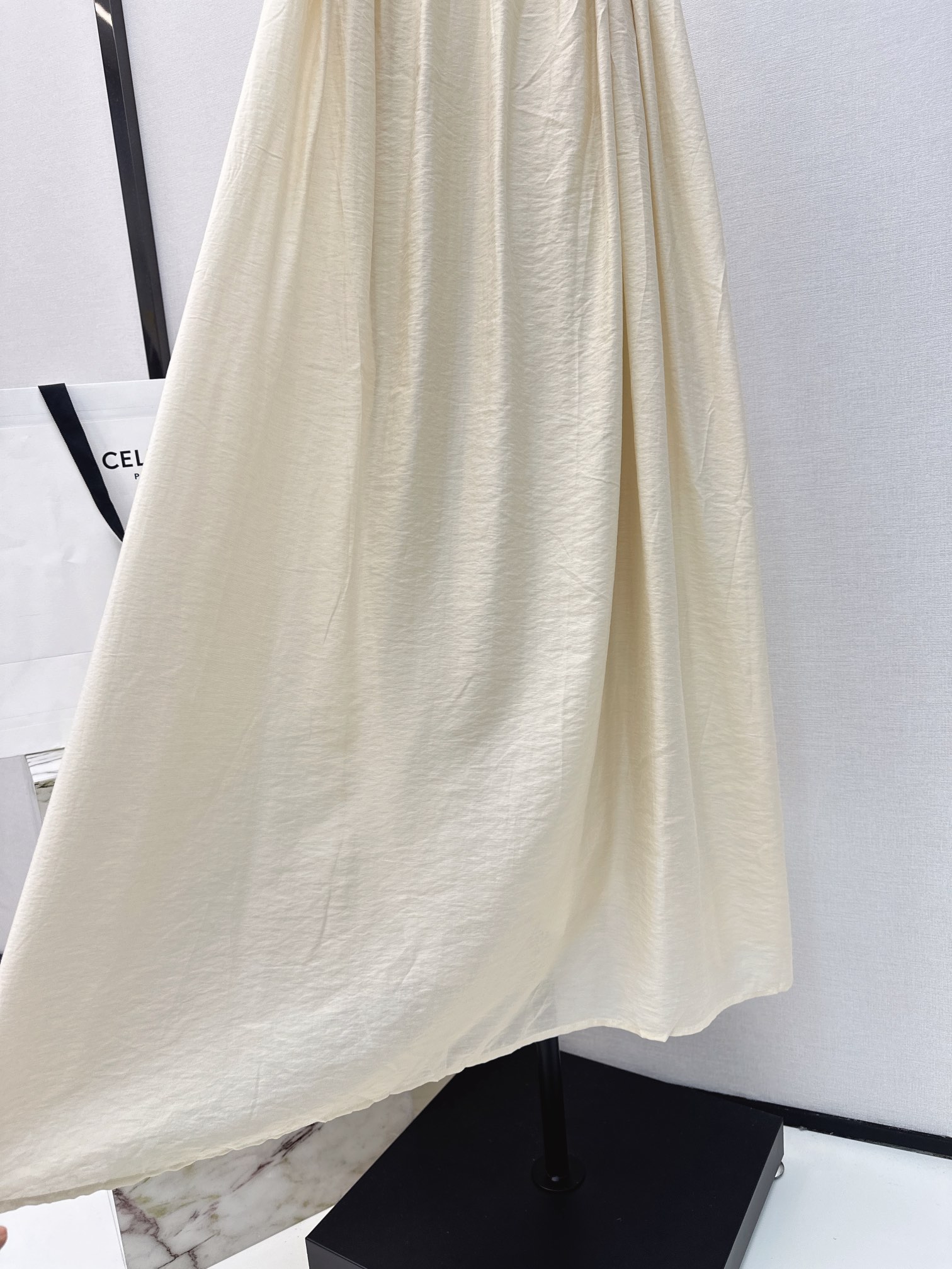 独家首发时髦小众设计24Ss春夏最新款极简风吊带长款连衣裙绝美小仙女白富美神器！极简主义风格气质又美又仙