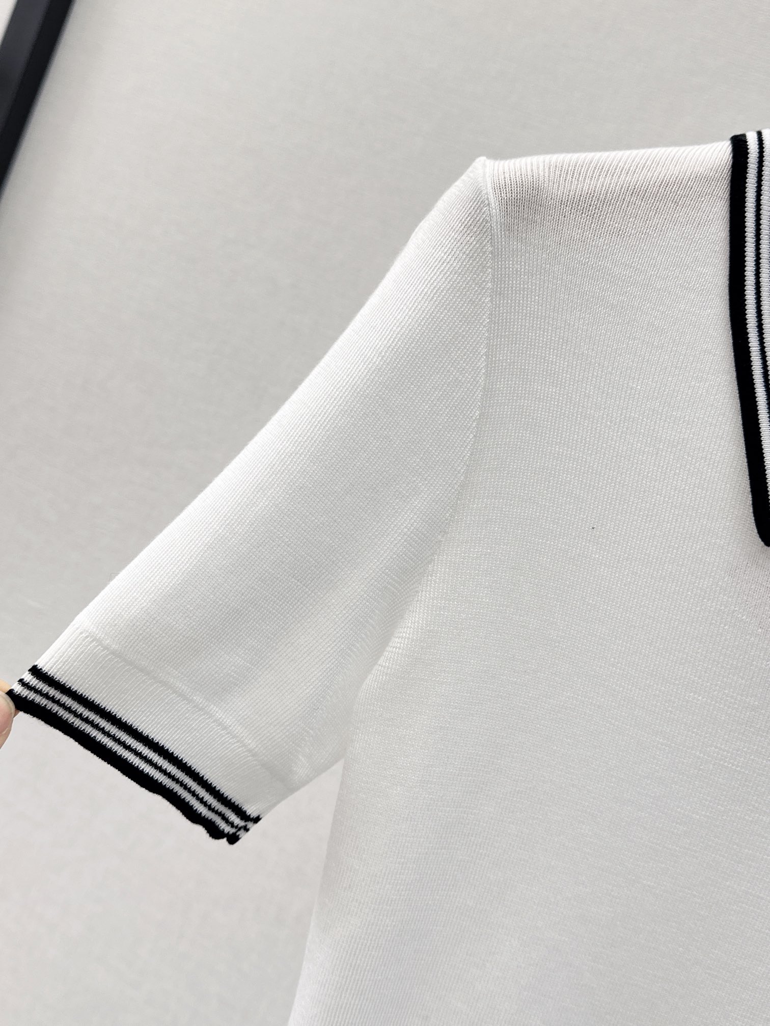 减龄单品Miu24Ss春夏最新款Polo翻领针织衫百搭气质完全正确质感上身非常轻盈亲肤品相很好表面肌理紧
