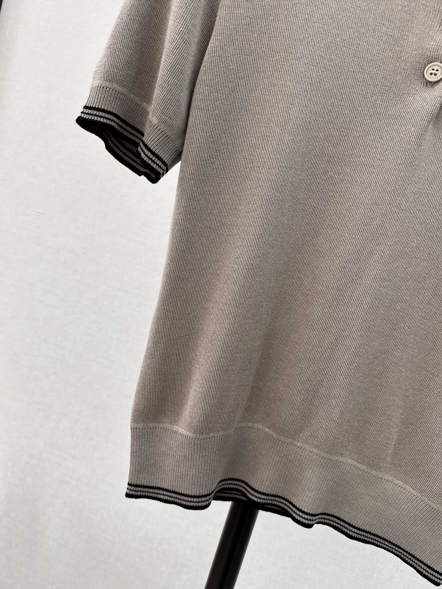 减龄单品Miu24Ss春夏最新款Polo翻领针织衫百搭气质完全正确质感上身非常轻盈亲肤品相很好表面肌理紧