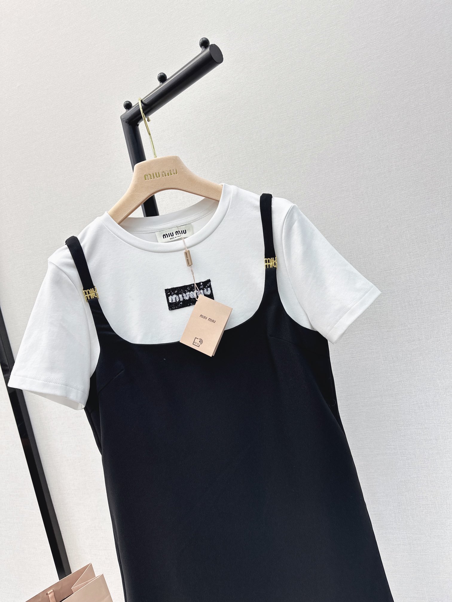 时髦感裙子Miu24Ss春夏最新款假两件拼接设计连衣裙时髦感在线经典黑白撞色假两件做法上身轻松减龄休闲显