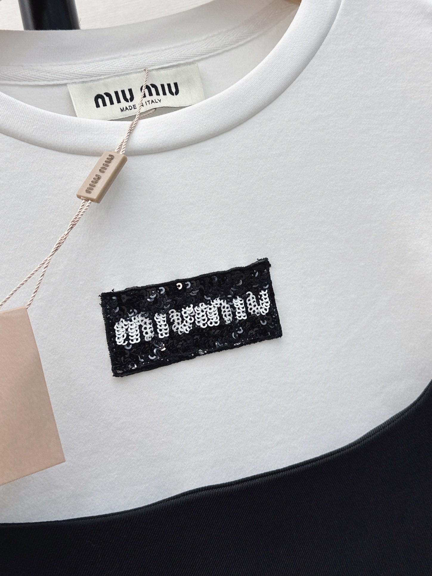 时髦感裙子Miu24Ss春夏最新款假两件拼接设计连衣裙时髦感在线经典黑白撞色假两件做法上身轻松减龄休闲显