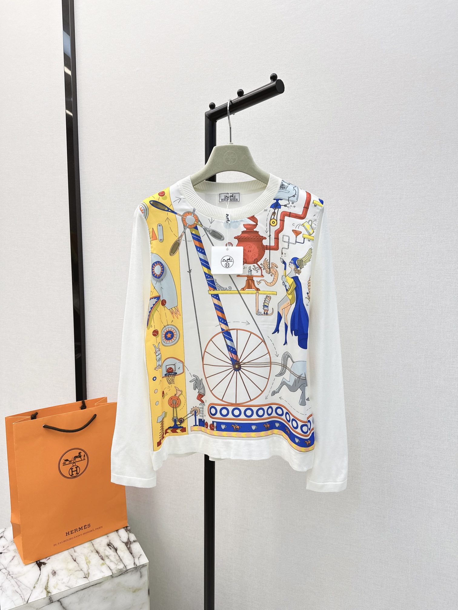 NO:739904,Exclusive debut of Her 24Ss - the latest spring and summer rayon printed pattern spliced ​​sweater, Tencel knitted fabric spliced ​​twill rayon, light and thin texture, very breathable, a must-have item for summer. The classic version is not picky, looks slim and versatile, and is available in two colors sml,,19860909独家首发 Her 24Ss———春夏最新款人丝印花图案拼接针织衫天丝针织面料拼接斜纹人丝 轻薄的质感透气性很好夏日必备单品 工经典版型不挑人上身显瘦又百搭 两色现货发售sml,,,Women's clothing