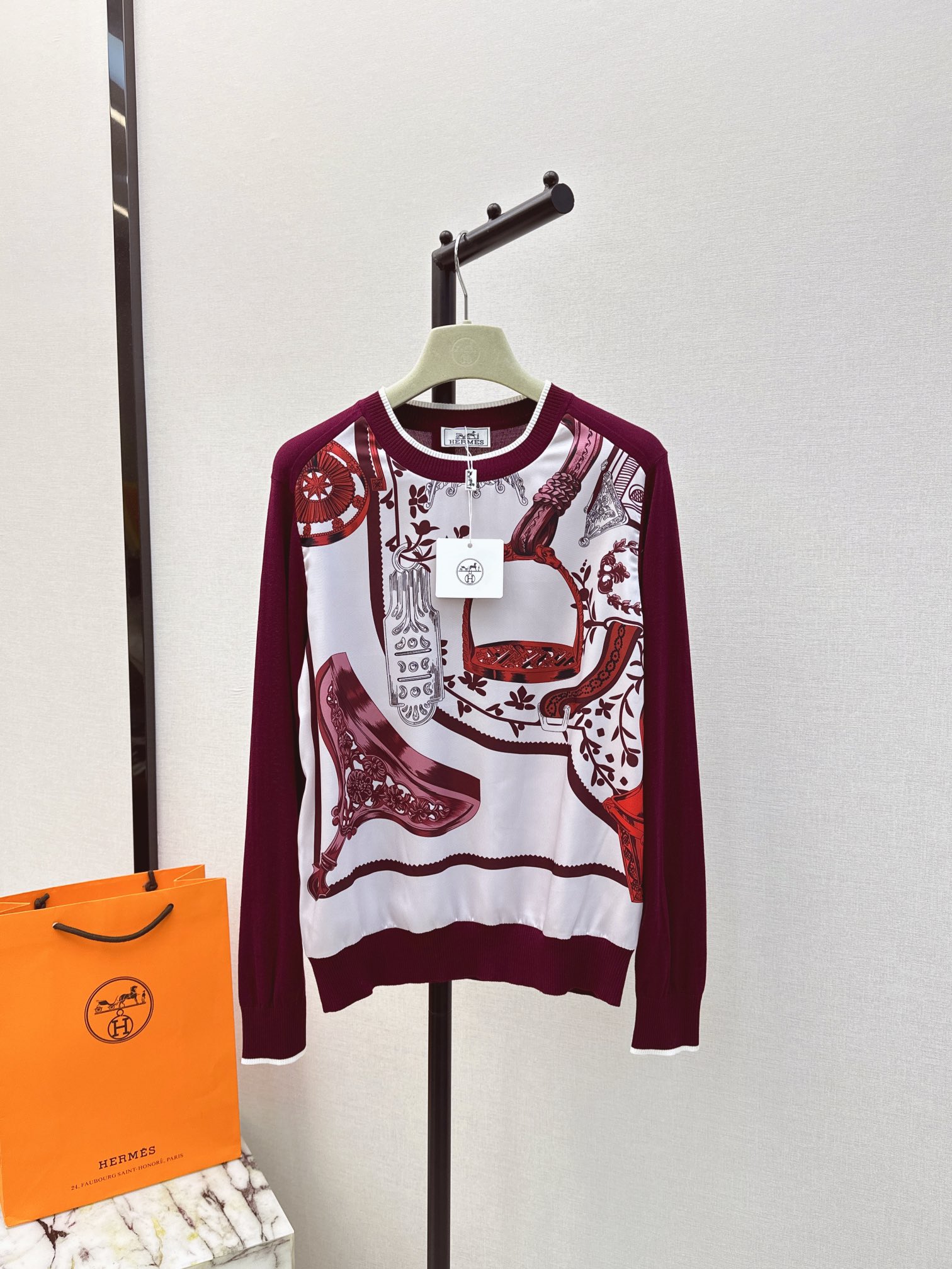 NO:752149,Exclusive debut of Her 24Ss - the latest spring and summer rayon printed pattern spliced ​​sweater, Tencel knitted fabric spliced ​​twill rayon, light and thin texture, very breathable, a must-have item for summer. The classic version is not picky, looks slim and versatile, and is available in two colors sml,,19860909独家首发 Her 24Ss———春夏最新款人丝印花图案拼接针织衫天丝针织面料拼接斜纹人丝 轻薄的质感透气性很好夏日必备单品 工经典版型不挑人上身显瘦又百搭 两色现货发售sml,,,Women's clothing