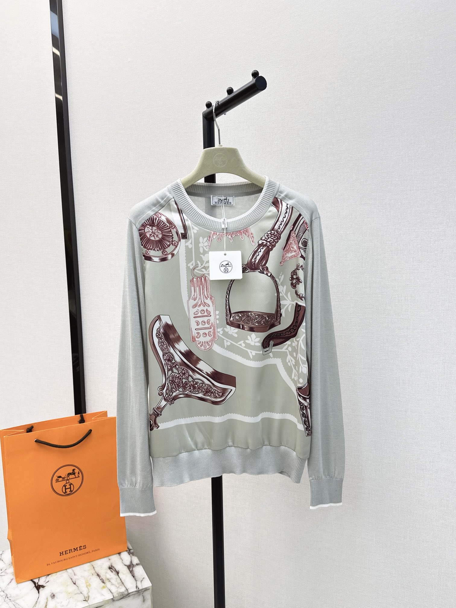 NO:752146,Exclusive debut of Her 24Ss - the latest spring and summer rayon printed pattern spliced ​​sweater, Tencel knitted fabric spliced ​​twill rayon, light and thin texture, very breathable, a must-have item for summer. The classic version is not picky, looks slim and versatile, and is available in two colors sml,,19860909独家首发 Her 24Ss———春夏最新款人丝印花图案拼接针织衫天丝针织面料拼接斜纹人丝 轻薄的质感透气性很好夏日必备单品 工经典版型不挑人上身显瘦又百搭 两色现货发售sml,,,Women's clothing