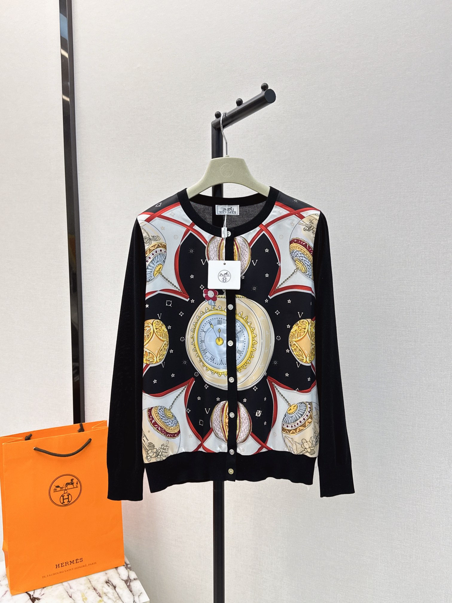 NO:739896,Exclusive launch of Her 24Ss - the latest rayon printed pattern splicing knitted cardigan for spring and summer, Tencel knitted fabric spliced ​​twill rayon, light and thin texture, very breathable, a must-have item for summer. The classic version is not picky. The upper body is slim and versatile. Three colors are available for sale sml,,19860909独家首发 Her 24Ss———春夏最新款人丝印花图案拼接针织开衫天丝针织面料拼接斜纹人丝 轻薄的质感透气性很好夏日必备单品 工经典版型不挑人 上身显瘦又百搭 三色现货发售sml,,,Women's clothing