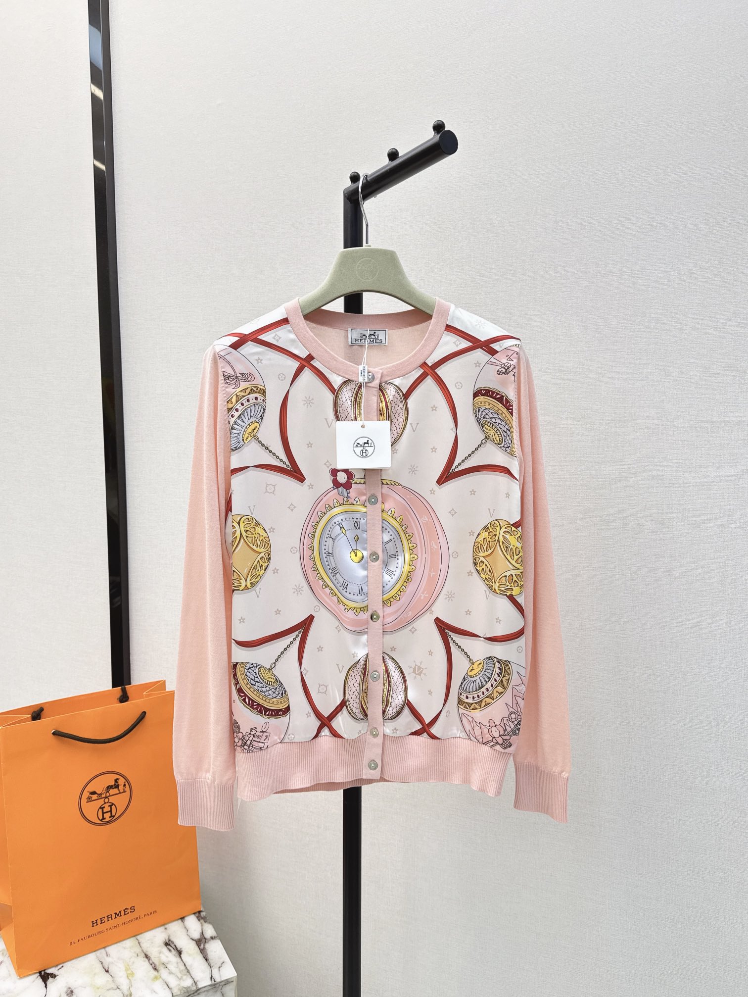 NO:326753,Exclusive first release Her 24Ss———The latest spring and summer style silk-print pattern spliced ​​knitted cardigan Tennis knitted fabric spliced ​​twill silk. The light texture is breathable and has a must-have item in summer. The classic style is not picky. The upper body looks slim and versatile. Three colors are available in stock. Alexander wang19860909独家首发 Her 24Ss———春夏最新款人丝印花图案拼接针织开衫天丝针织面料拼接斜纹人丝 轻薄的质感透气性很好夏日必备单品 工经典版型不挑人 上身显瘦又百搭 三色现货发售sml,,alexander wang,Women's clothing