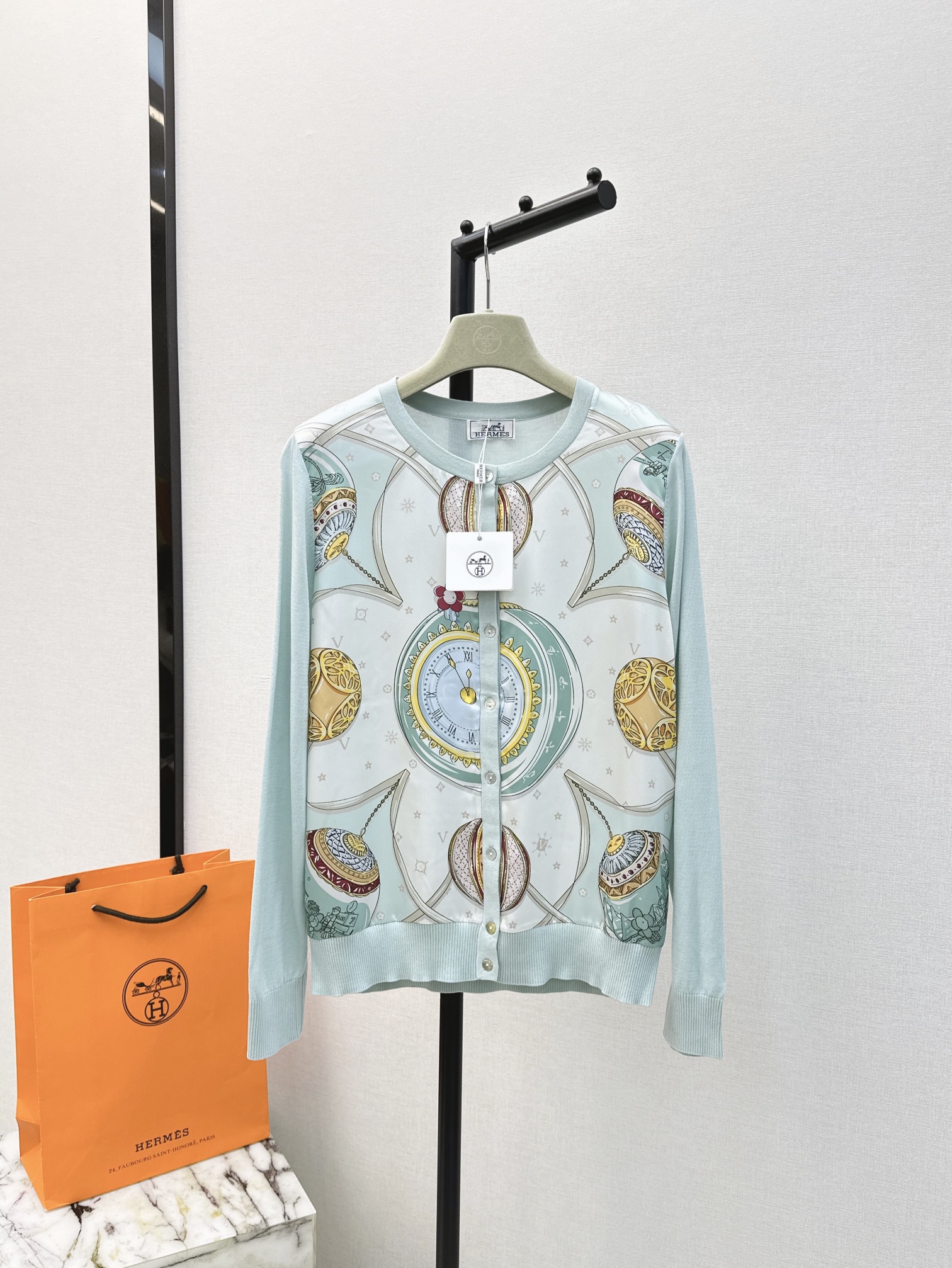 NO:326751,Exclusive first release Her 24Ss———The latest spring and summer style silk-print pattern spliced ​​knitted cardigan Tennis knitted fabric spliced ​​twill silk. The light texture is breathable and has a must-have item in summer. The classic style is not picky. The upper body looks slim and versatile. Three colors are available in stock. Alexander wang19860909独家首发 Her 24Ss———春夏最新款人丝印花图案拼接针织开衫天丝针织面料拼接斜纹人丝 轻薄的质感透气性很好夏日必备单品 工经典版型不挑人 上身显瘦又百搭 三色现货发售sml,,alexander wang,Women's clothing