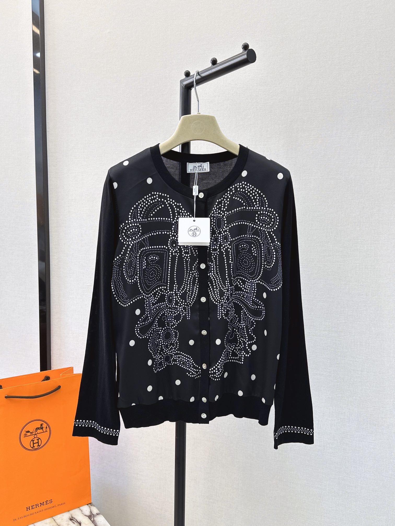 NO:435046,Exclusive first release Her 24Ss————The latest model of early autumn silk-print pattern spliced ​​knitted cardigan Tennis knitted fabric spliced ​​twill silk. The light texture is very breathable. Must-have items. The classic style is not picky. The upper body looks slim and versatile. Two colors are available in stock. Alexander wang19860909独家首发 Her 24Ss———早秋最新款人丝印花图案拼接针织开衫天丝针织面料拼接斜纹人丝 轻薄的质感透气性很好 必备单品 经典版型不挑人 上身显瘦又百搭 两色现货发售sml,,alexander wang,Women's clothing